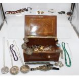 schöner Holzkasten um 1900 befüllt mit Modeschmuck, Kasten H-11,3cm B-26,5cm T-18cm