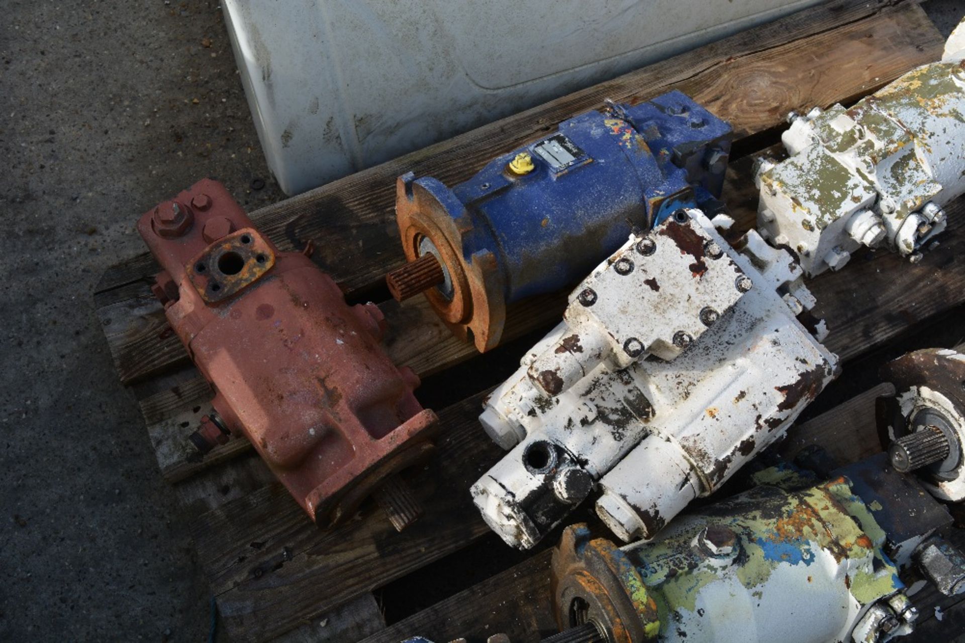 ASSORTED HYD. PUMPS TO SUIT CONCRETE MIXER / AGITATOR BARREL (1 PALLET), ID: PL-15747, RUISLIP PLANT - Image 5 of 6