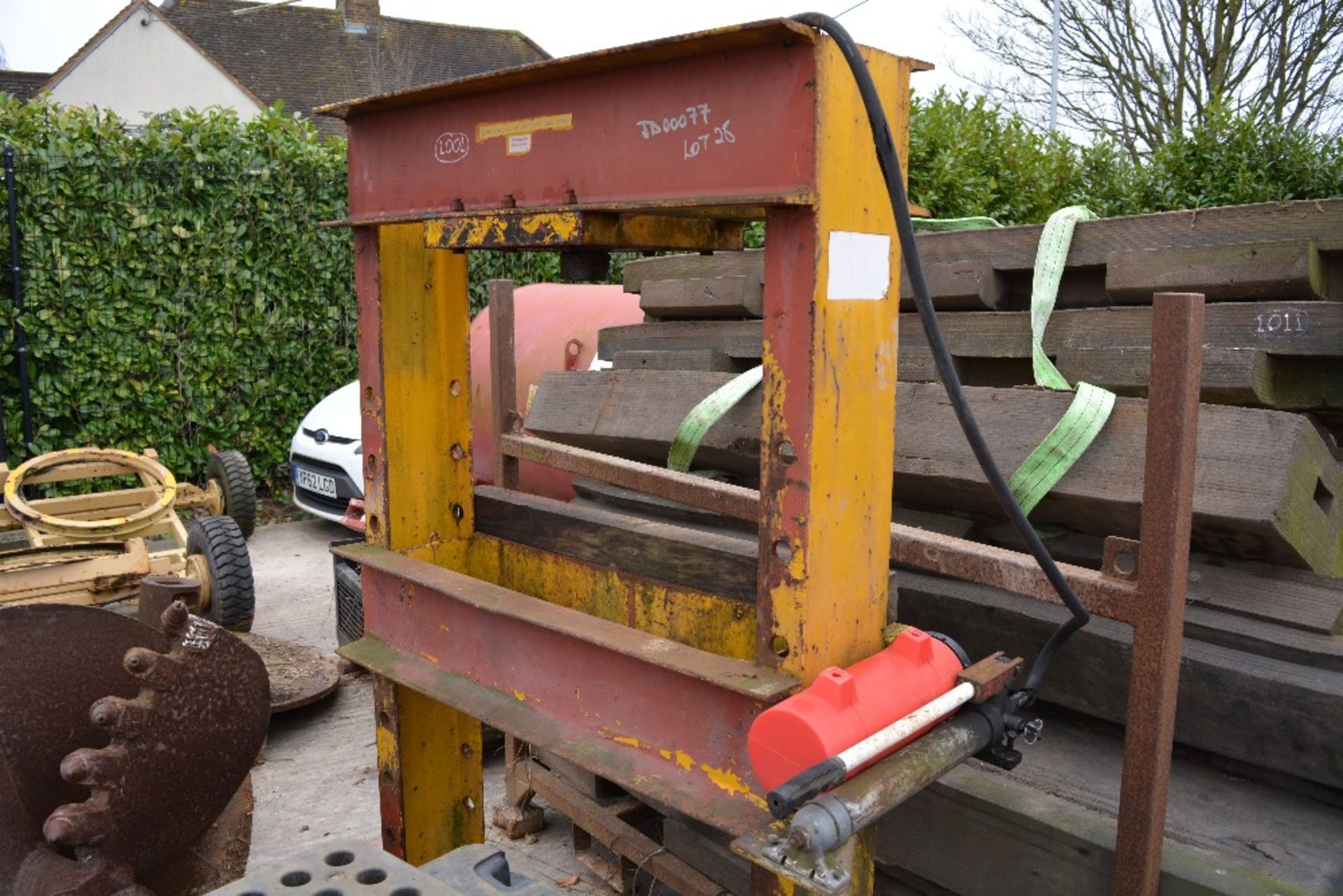 10,000LB HYDRAULIC PRESS, *REQ. ATTN.*, ID: PL-15621, VAUGHAN PLANT HAULAGE LTD. - Image 2 of 6