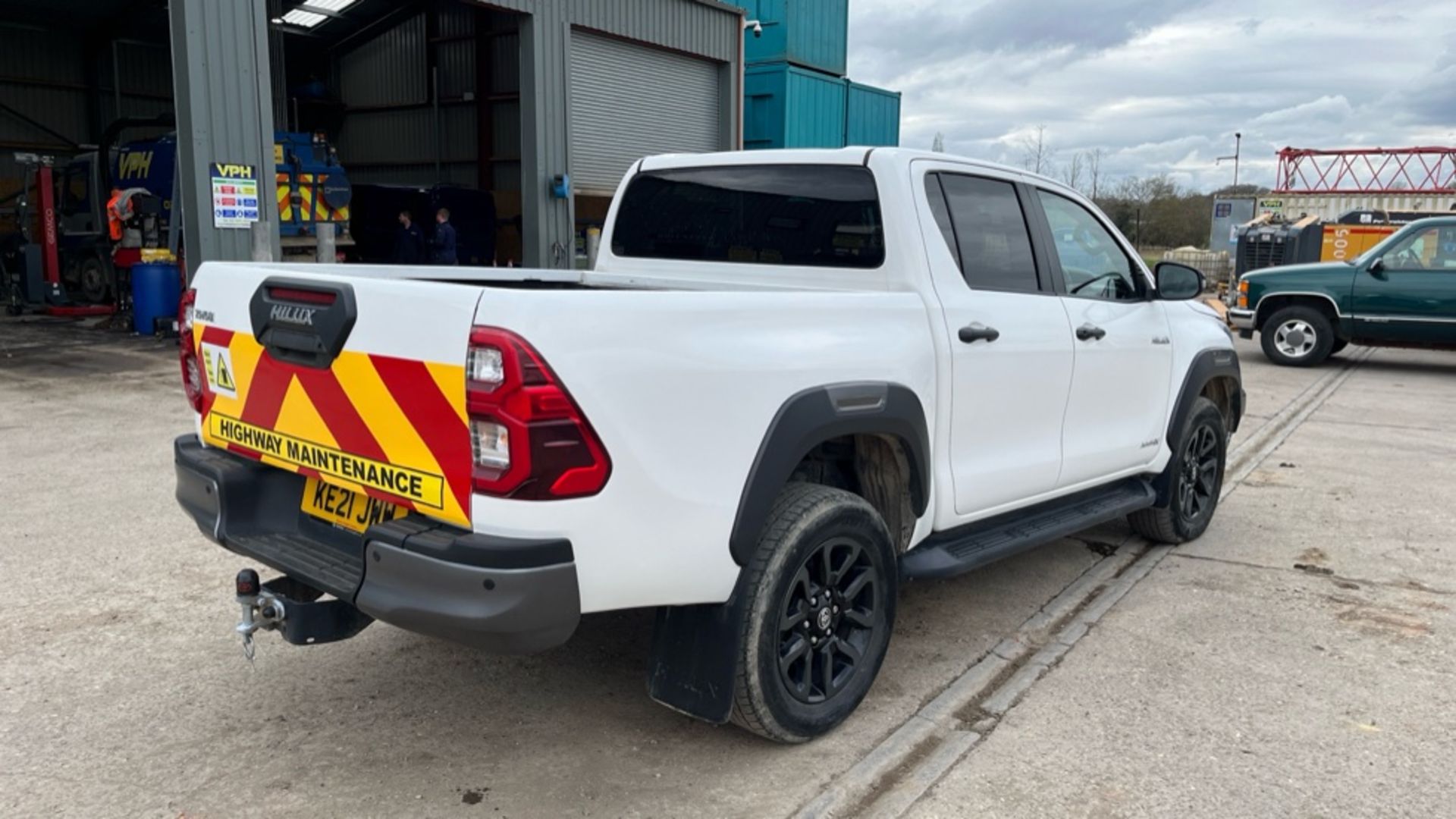 TOYOTA HILUX 2.8 D-4D INVINCIBLE X Pickup Double Cab Diesel Automatic (YEAR 2021) - Image 4 of 20