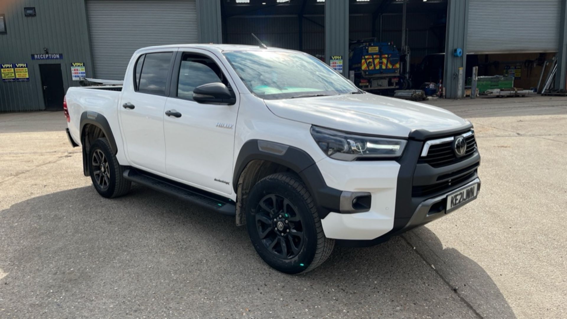 TOYOTA HILUX 2.8 D-4D INVINCIBLE X Pickup Double Cab Diesel Automatic (YEAR 2021)
