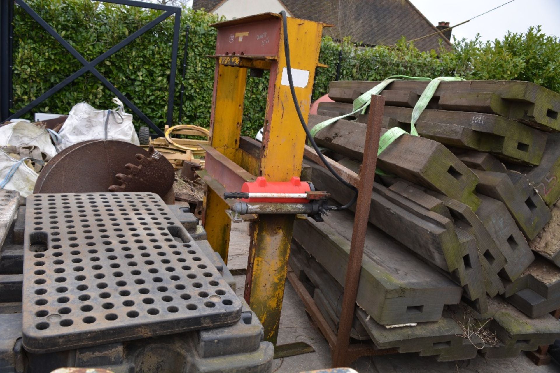 10,000LB HYDRAULIC PRESS, *REQ. ATTN.*, ID: PL-15621, VAUGHAN PLANT HAULAGE LTD.