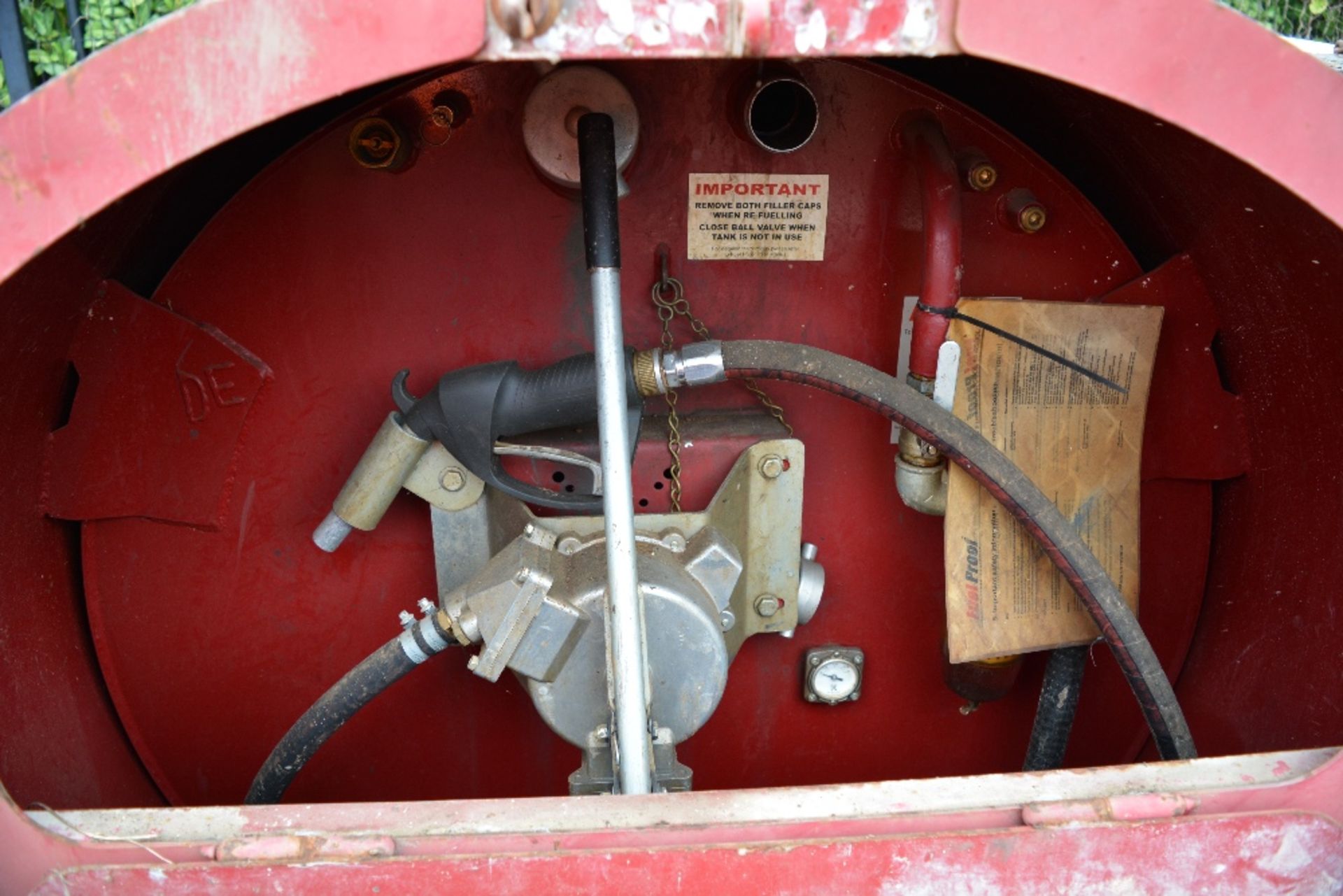 FUEL PROOF BUNDED FUEL TANK, C/W HAND PUMP & GUN, BEEN USED FOR RED DIESEL, ID: PL-15627, VAUGHAN - Image 4 of 6