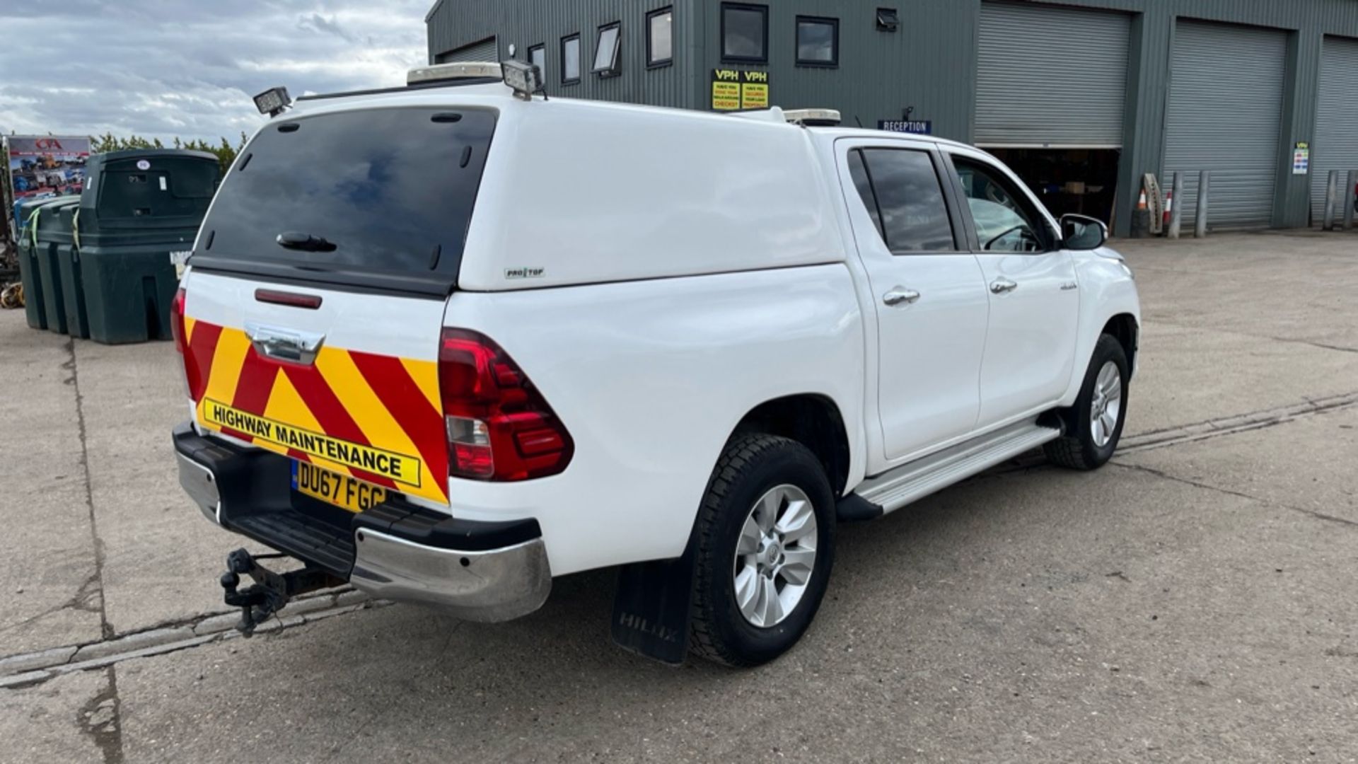 TOYOTA HILUX 2.4 D-4D ICON Pickup Double Cab Diesel Automatic (YEAR 2017) - Image 4 of 19