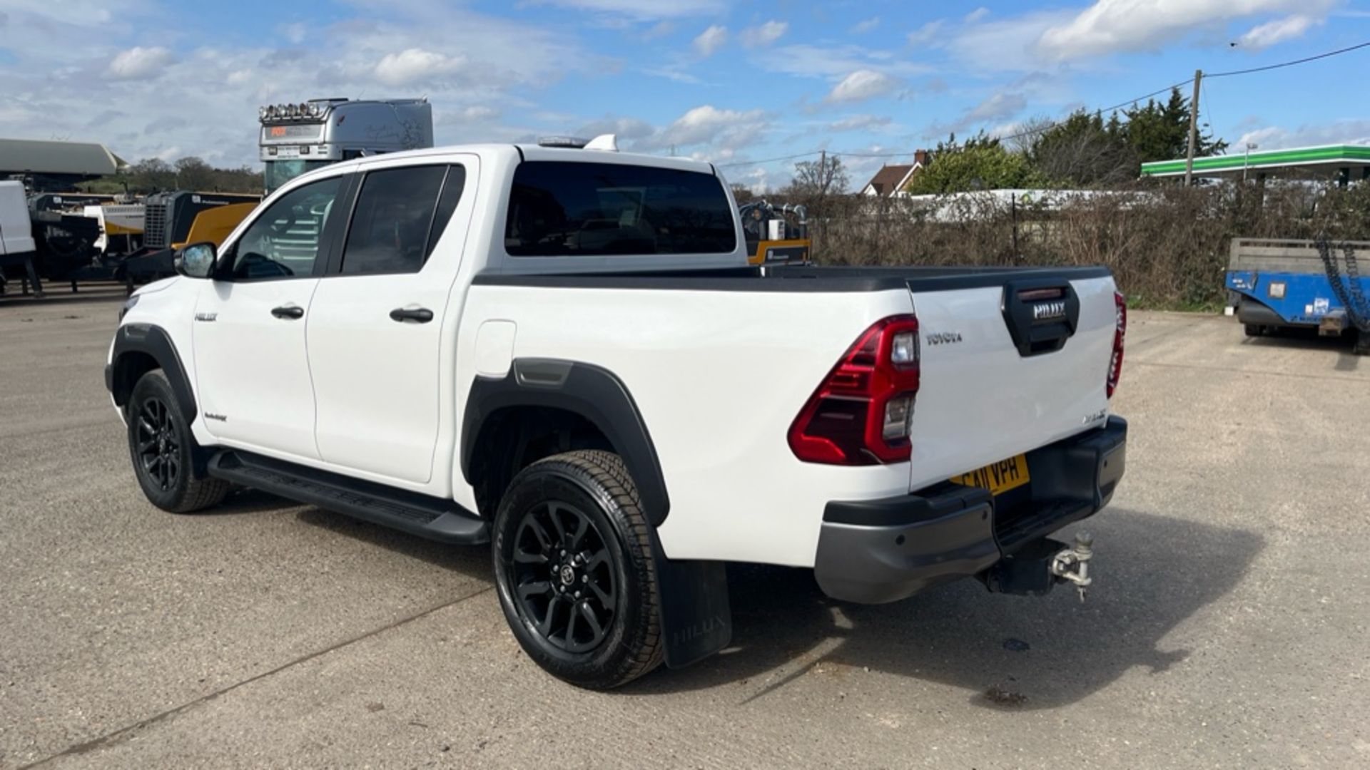 TOYOTA HILUX 2.8 D-4D INVINCIBLE X Pickup Double Cab Diesel Automatic (YEAR 2022) - Image 3 of 19