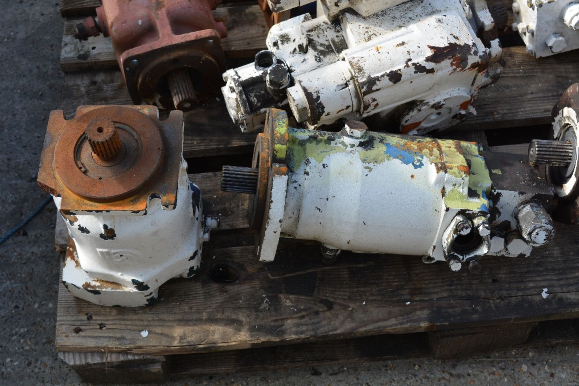 ASSORTED HYD. PUMPS TO SUIT CONCRETE MIXER / AGITATOR BARREL (1 PALLET), ID: PL-15747, RUISLIP PLANT - Image 4 of 6