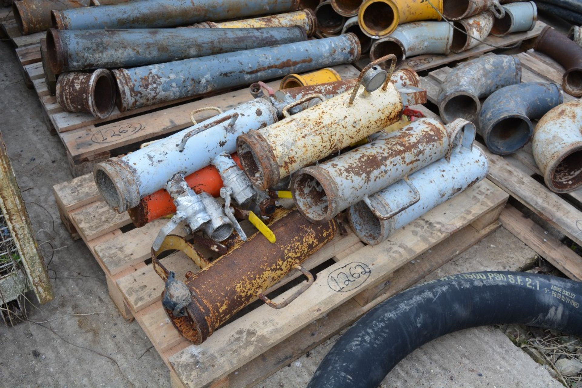 ASSORTED BLOW OUT CONCRETE PIPE CONNECTORS (1 PALLET), 4'' & 5'', ID: PL-15654, RUISLIP PLANT HIRE