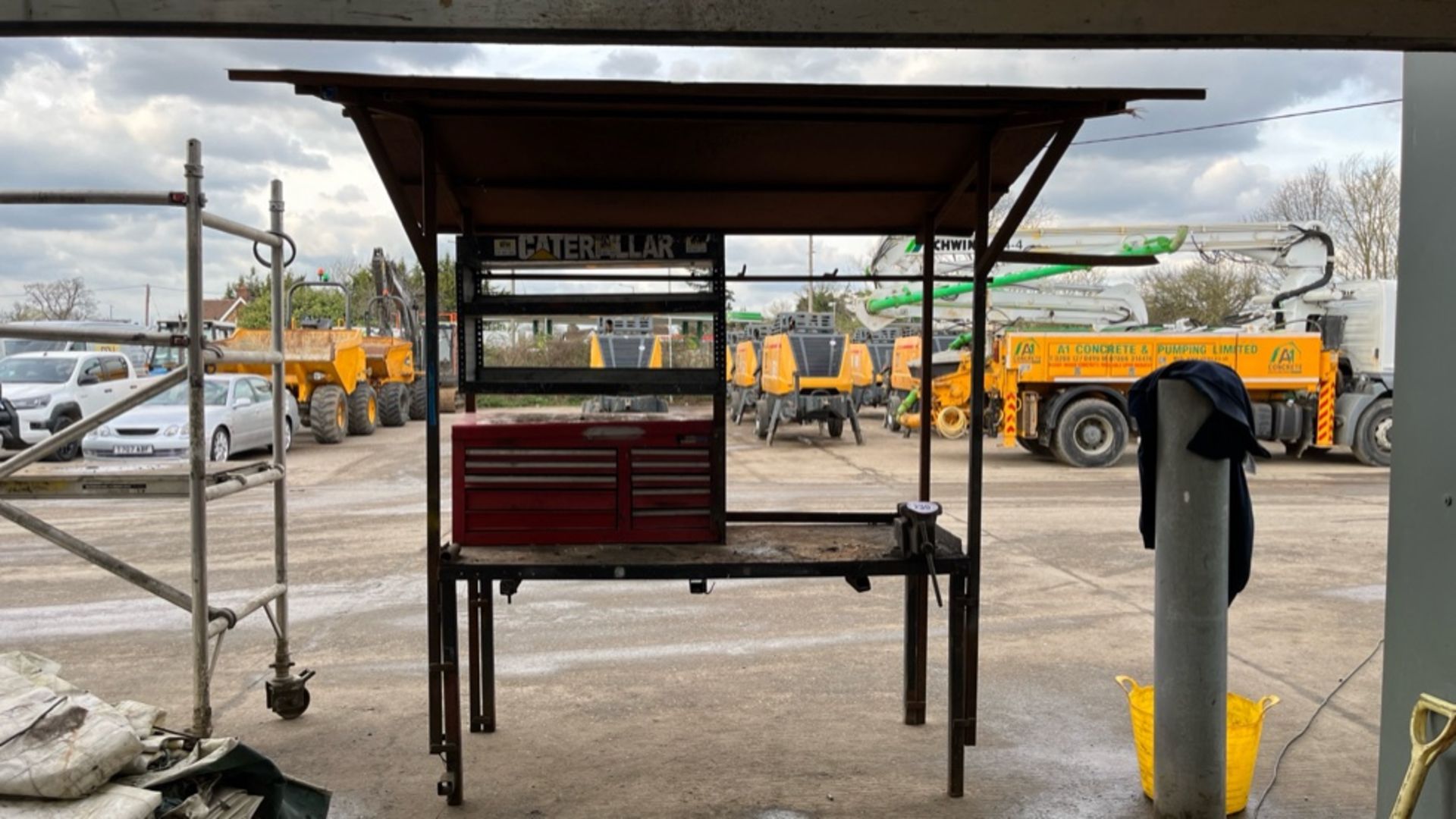 LARGE COVERED STEEL WORKBENCH