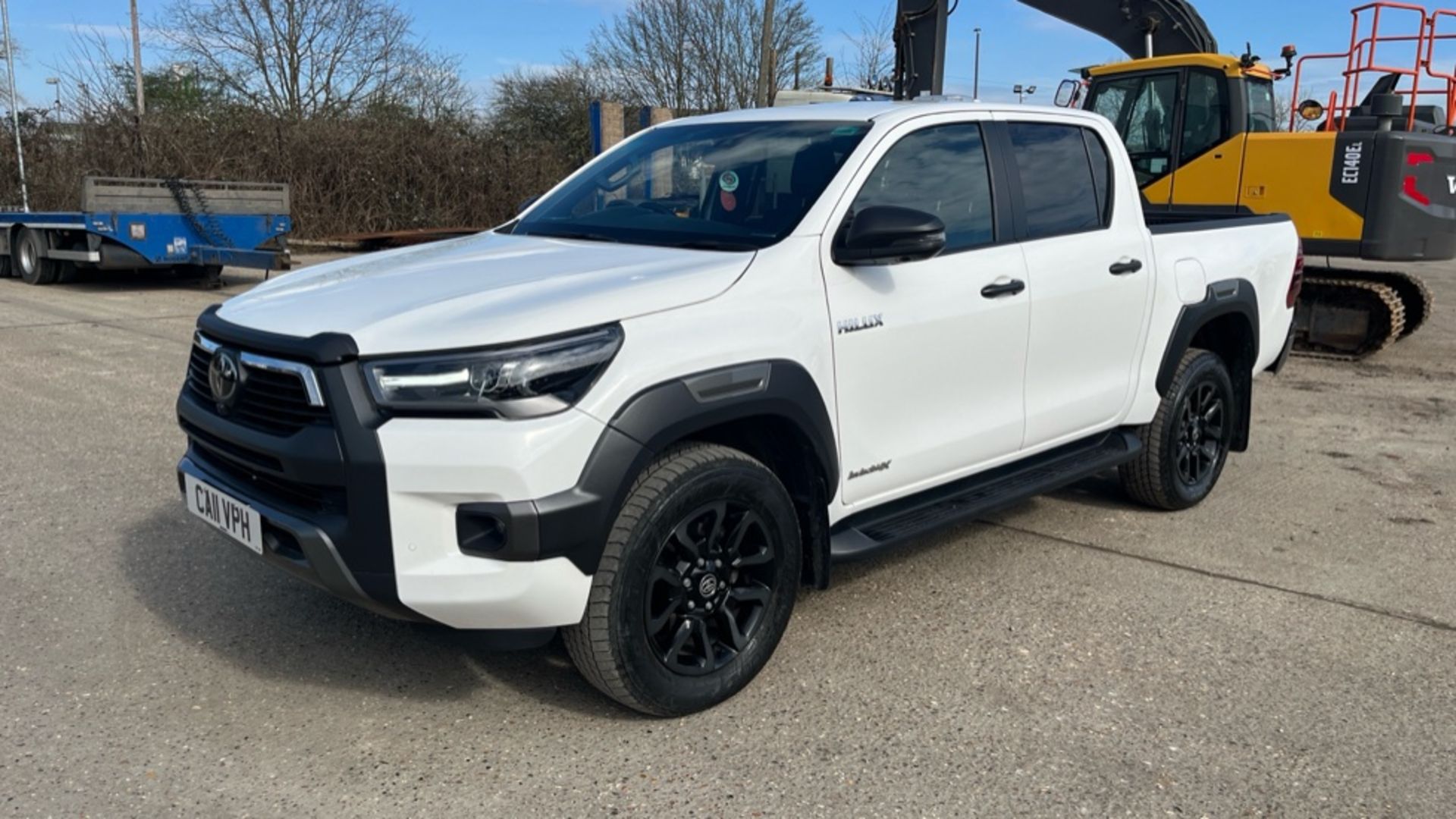 TOYOTA HILUX 2.8 D-4D INVINCIBLE X Pickup Double Cab Diesel Automatic (YEAR 2022) - Image 2 of 19