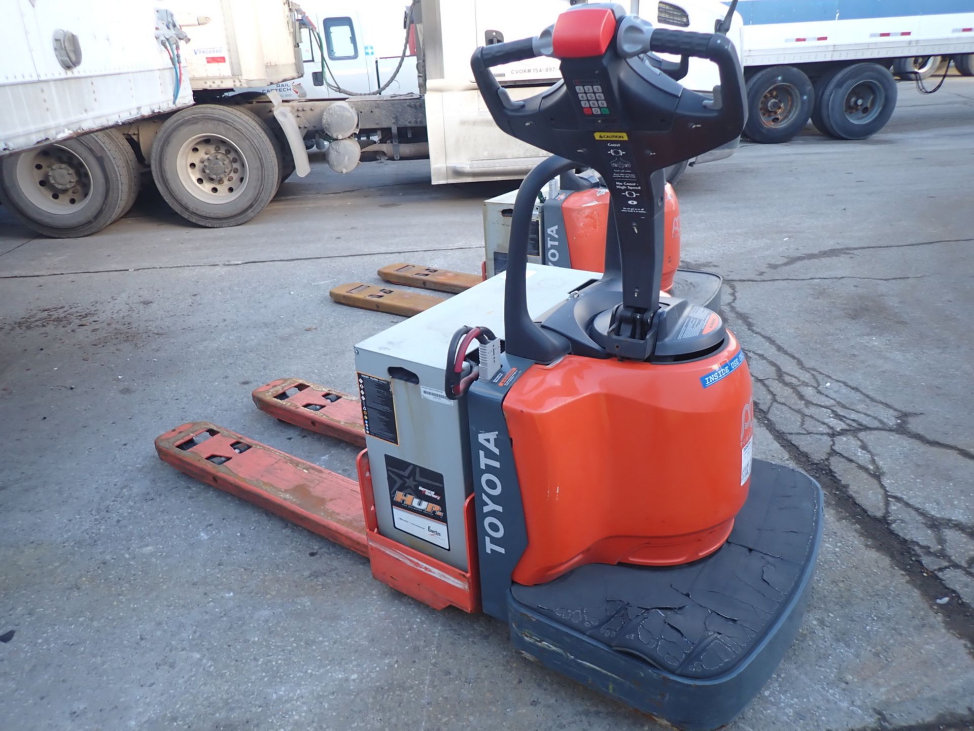 TOYOTA 8HBE30 6,000LBS CAP ELECTRIC RIDE-ON PALLET TRUCK (24V) W/ 4'L FORKS, S/N 51280 (NO CHARGER) - Image 2 of 7
