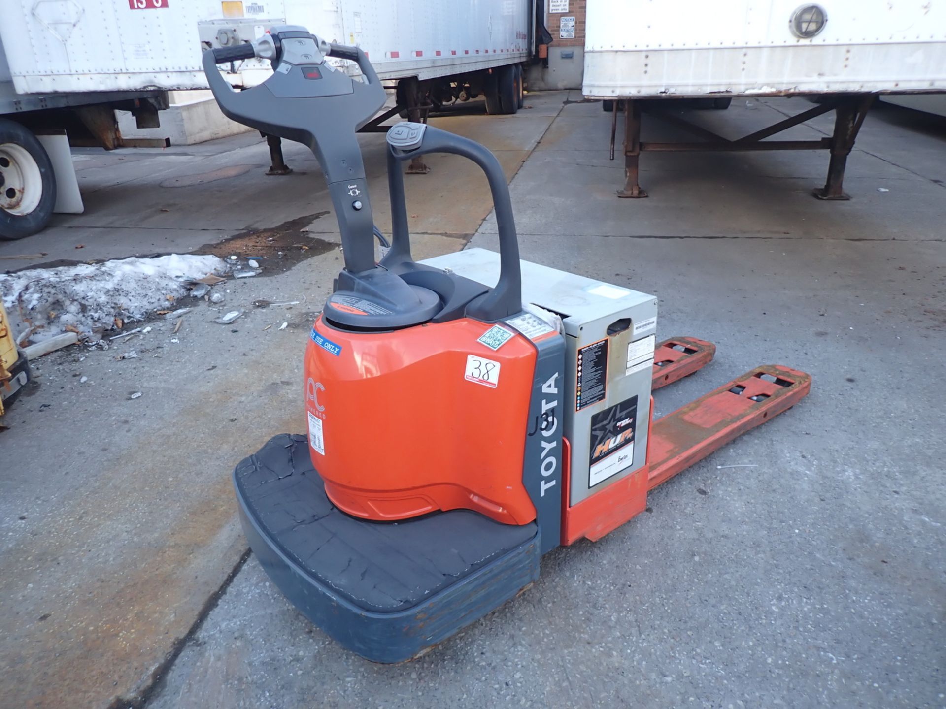TOYOTA 8HBE30 6,000LBS CAP ELECTRIC RIDE-ON PALLET TRUCK (24V) W/ 4'L FORKS, S/N 51280 (NO CHARGER)