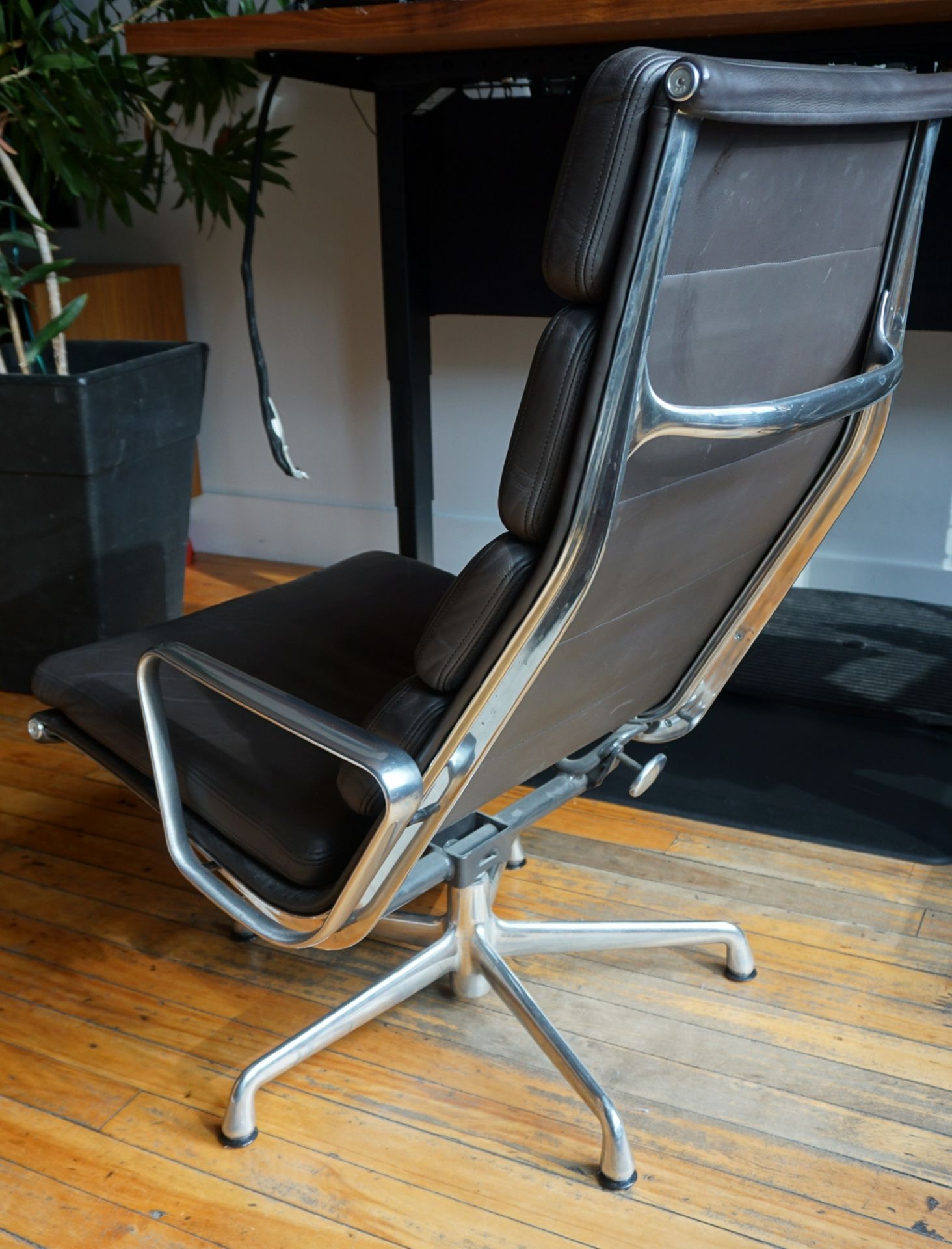 HERMAN MILLER EAMES BLACK LEATHER SOFT PAD LOUNGE CHAIR W/ CHROME FRAME (26"W X 31"D X 39"H) (COST - Image 2 of 2