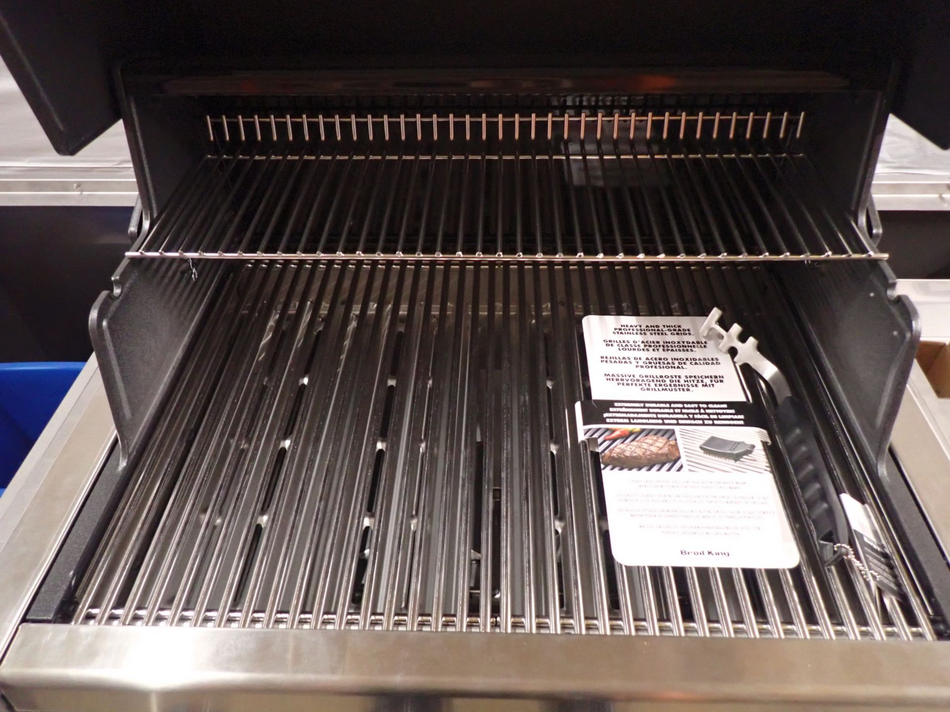 LOT - BROIL KING REGAL S-420 BUILT-IN 4-BURNER NATURAL GAS BBQ W/ STAINLESS STEEL GRID C/W BROIL - Image 2 of 7