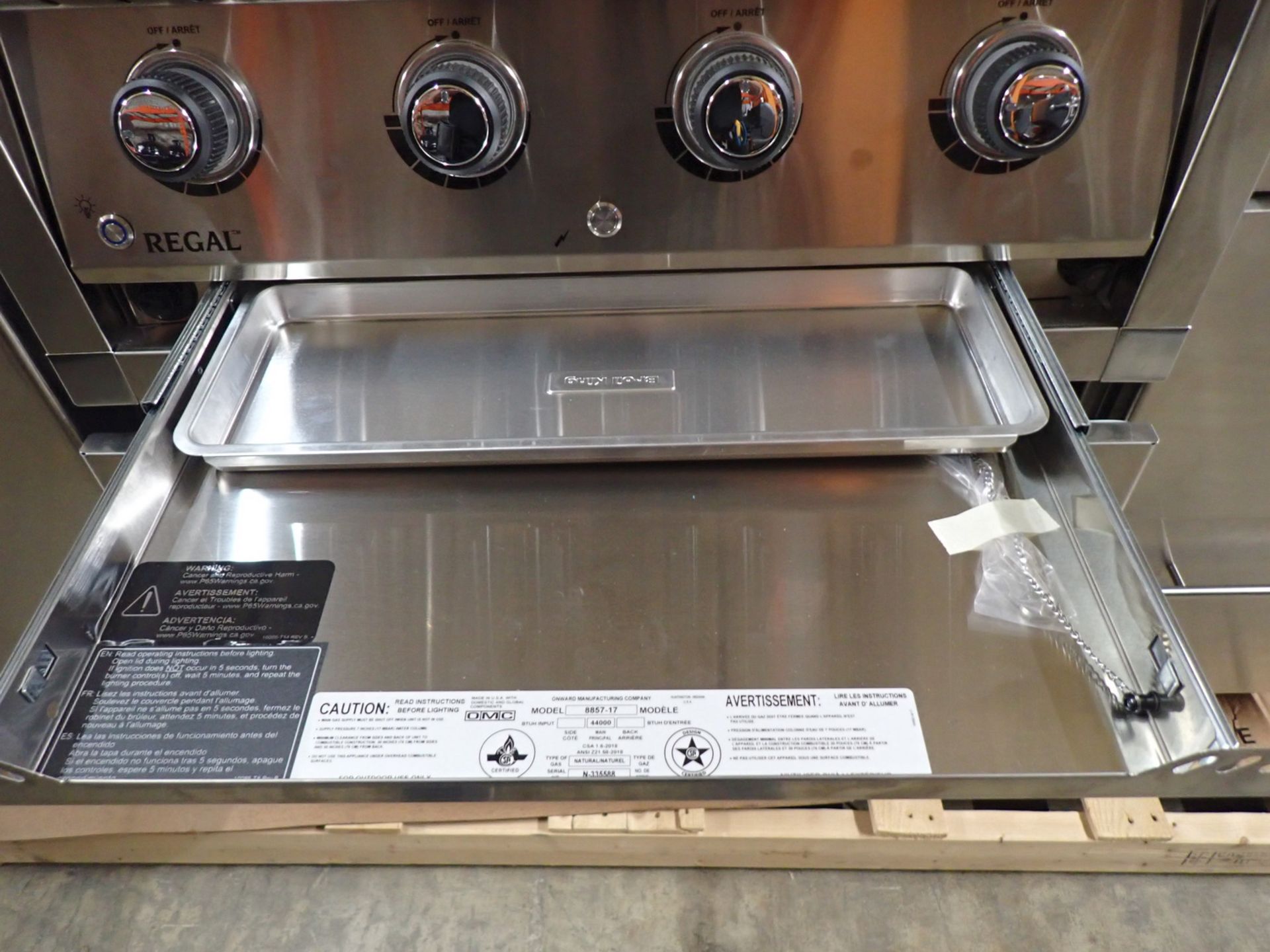 LOT - BROIL KING REGAL S-420 BUILT-IN 4-BURNER NATURAL GAS BBQ W/ STAINLESS STEEL GRID C/W BROIL - Image 6 of 7