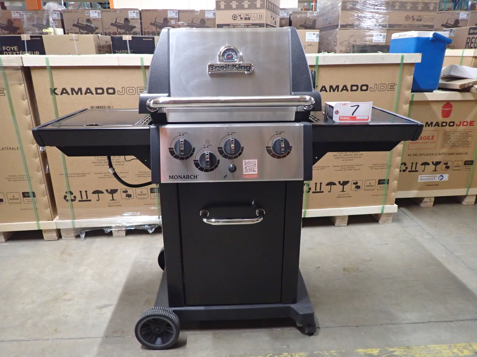 BROIL KING MONARCH 340 3-BURNER PROPANE BBQ W/ SIDE BURNER (MSRP $800)