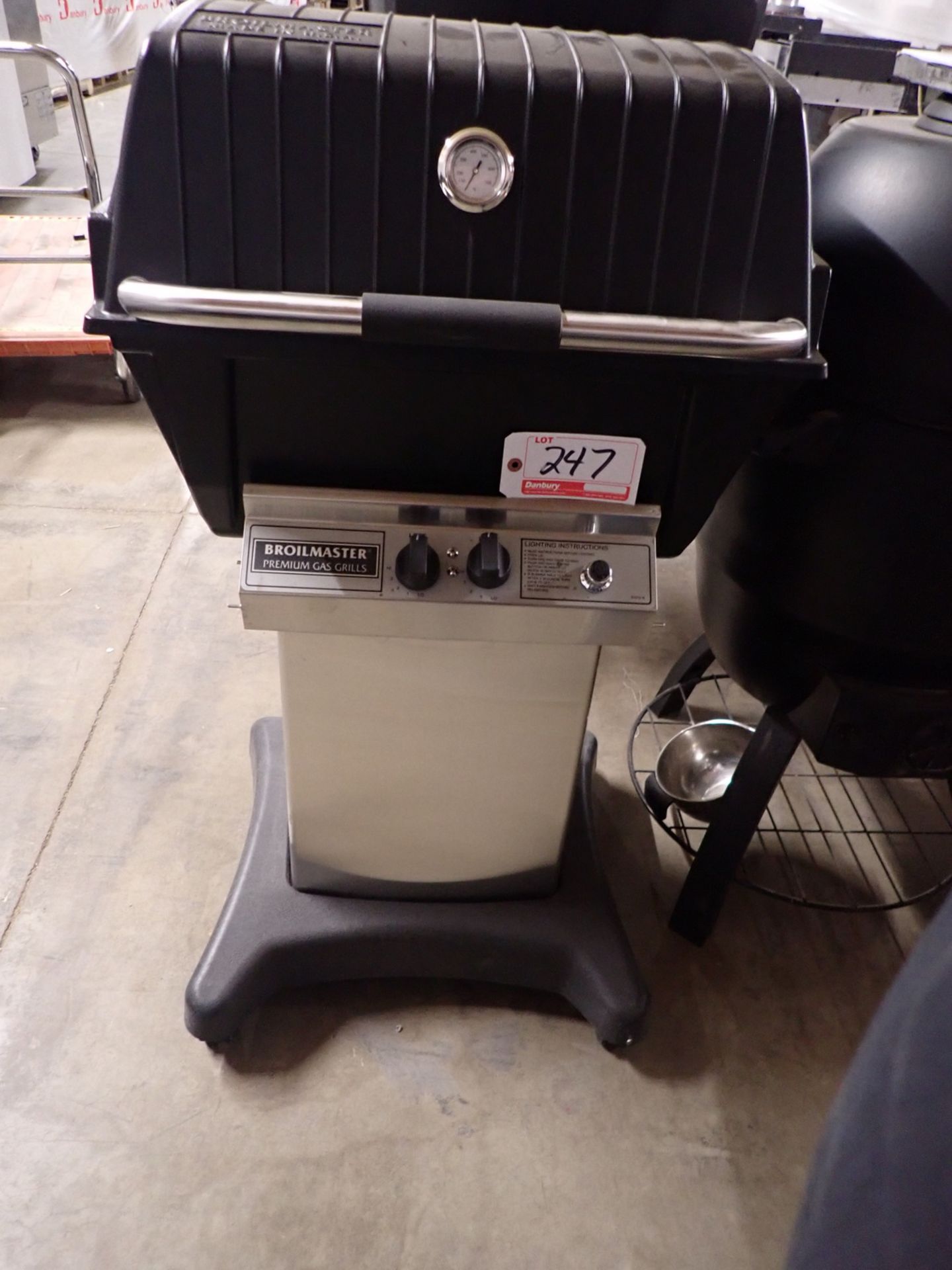 BROILMASTER 2-BURNER DELUXE PROPANE GRILL W/ S/S GRID & STAND (USED)