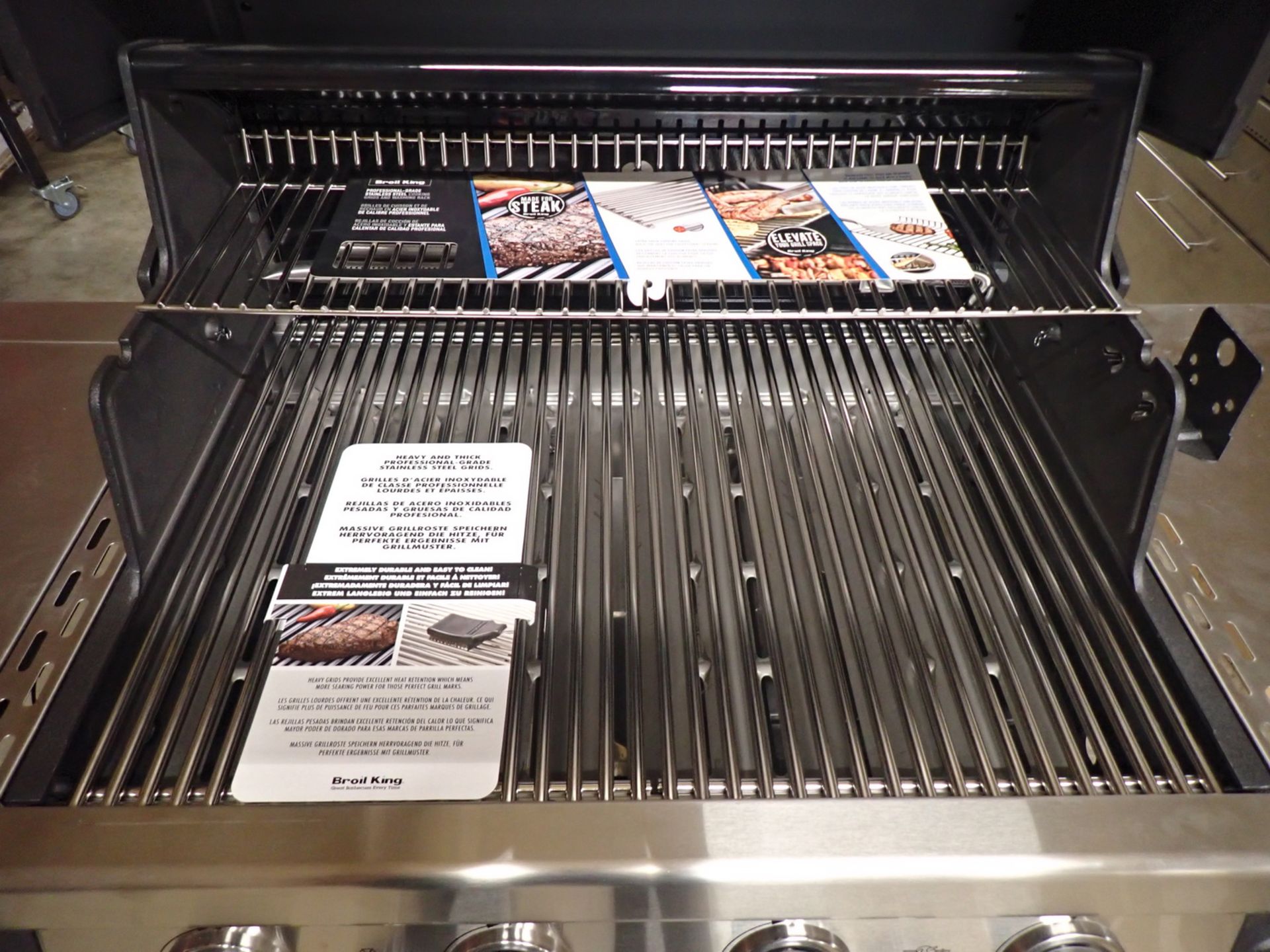 BROIL KING REGAL S-490 PRO 4-BURNER PROPANE BBQ W/ STAINLESS STEEL GRID & SIDE BURNER (MSRP $1,700) - Image 2 of 5