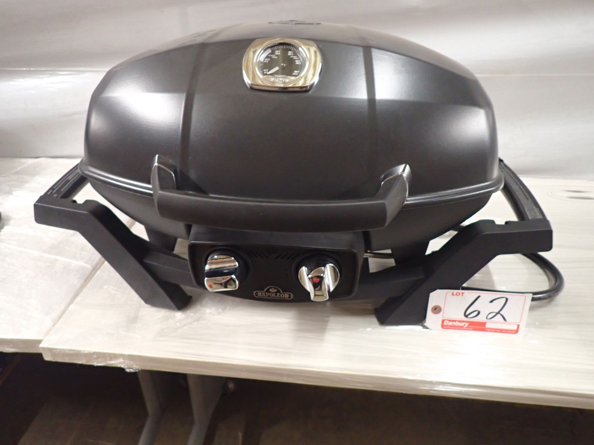 NAPOLEON PRO 285N-BK CAST IRON TRAVEL PROPANE GRILL (MSRP $420)