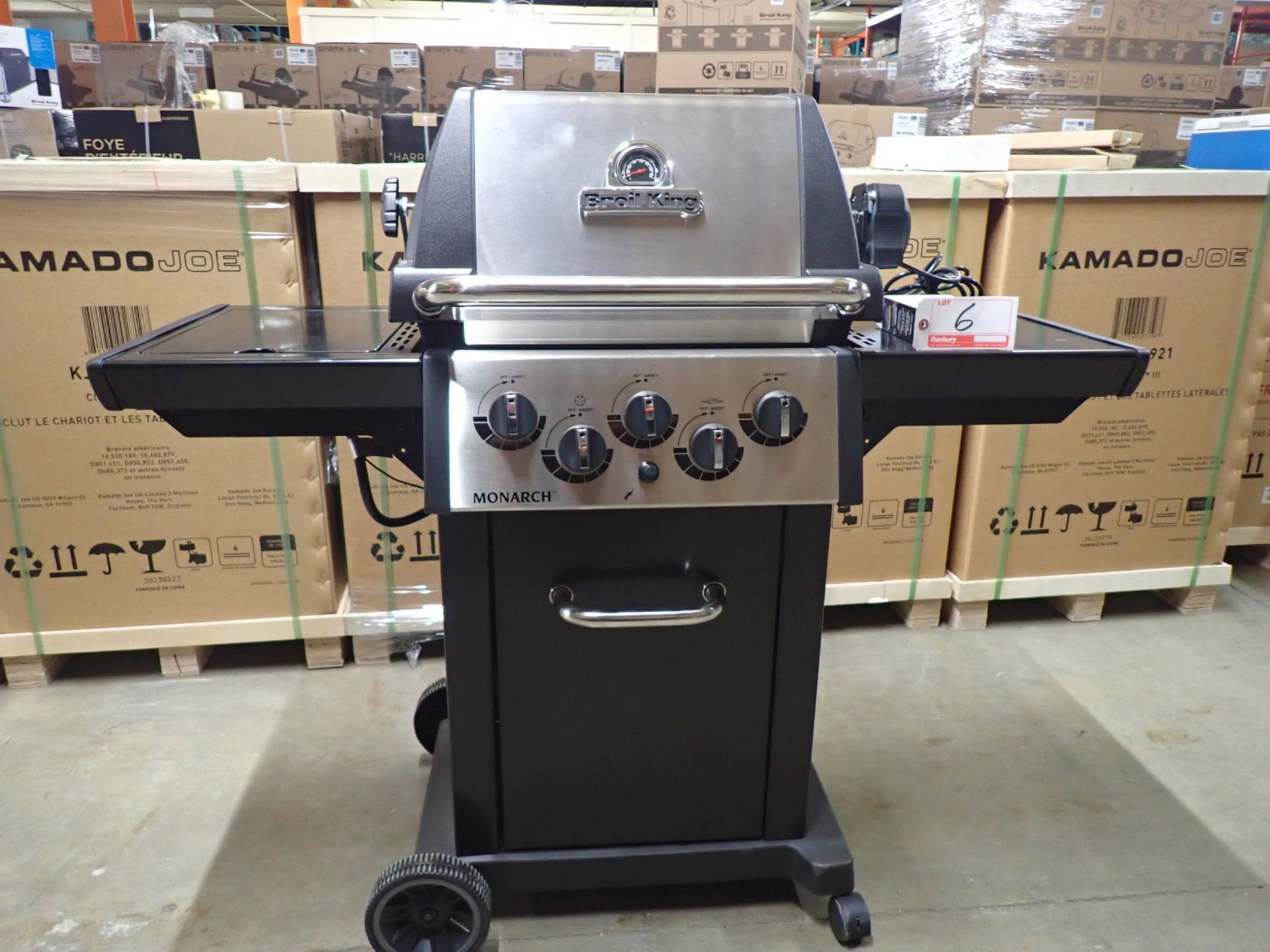 BROIL KING MONARCH 390 3-BURNER PROPANE BBQ W/ SIDE & ROTISSERIE BURNERS & ROTISSERIE ADD-ON (