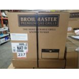 BROILMASTER H4XN-3 DELUXE NATURAL GAS GRILL W/ S/S GRID (NEW IN BOX) (MSRP $1,000)