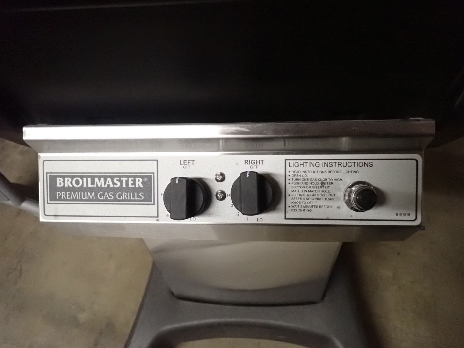 BROILMASTER 2-BURNER DELUXE PROPANE GRILL W/ S/S GRID & STAND (USED) - Image 5 of 5