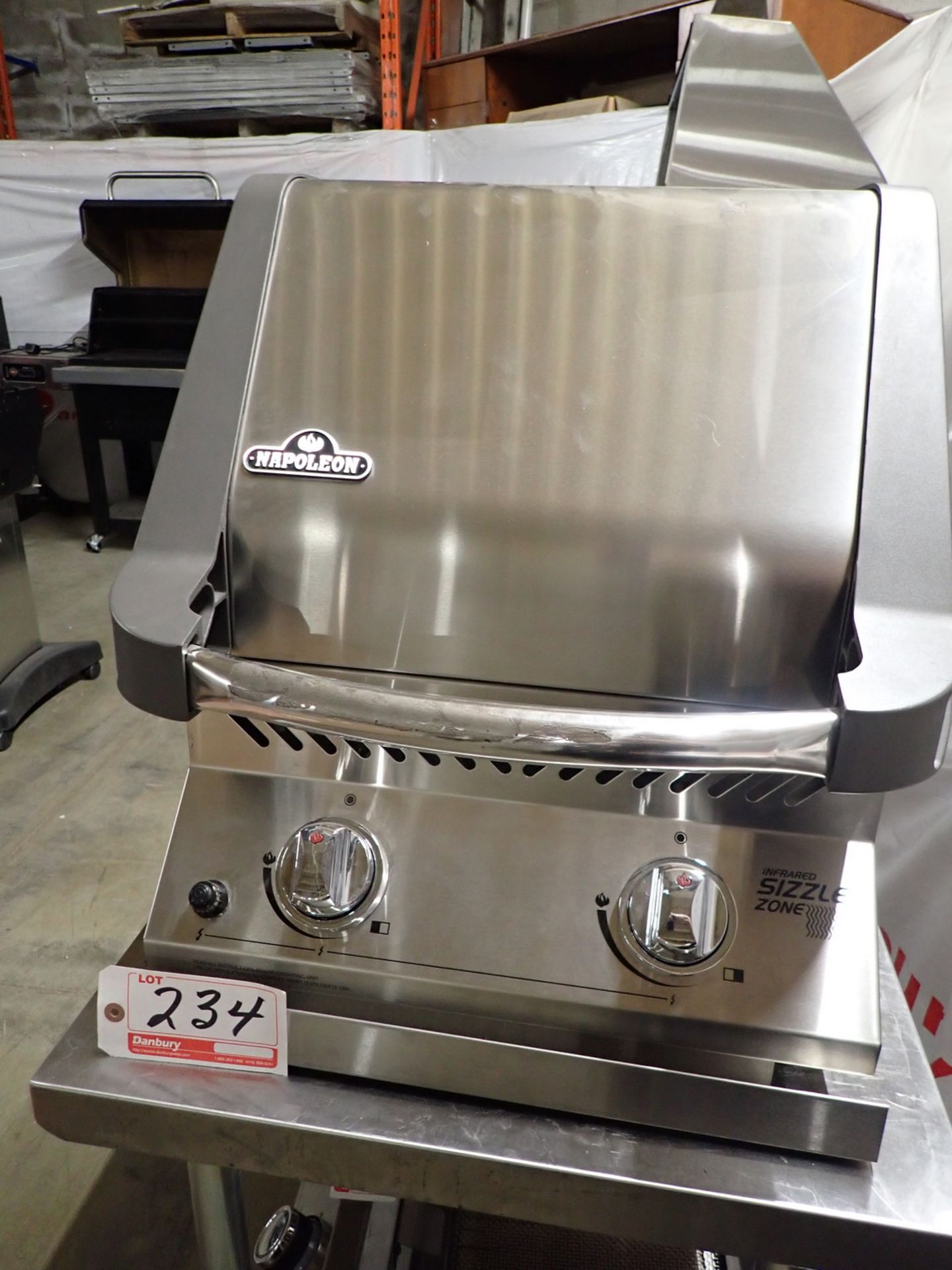 NAPOLEON BISZ300 NATURAL GAS BUILT-IN SIZZLE ZONE GRILL W/ LID (MSRP $1,300)