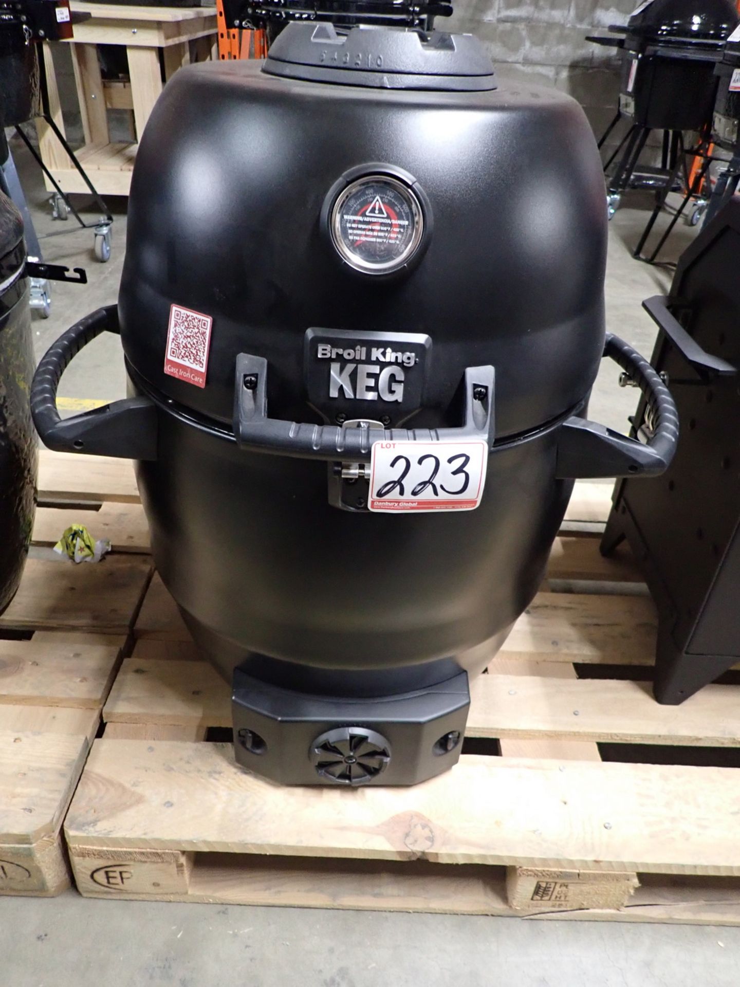 BROIL KING KEG-2000 KOMADO STYLE CHARCOAL BBQ & SMOKER (MSRP $900)