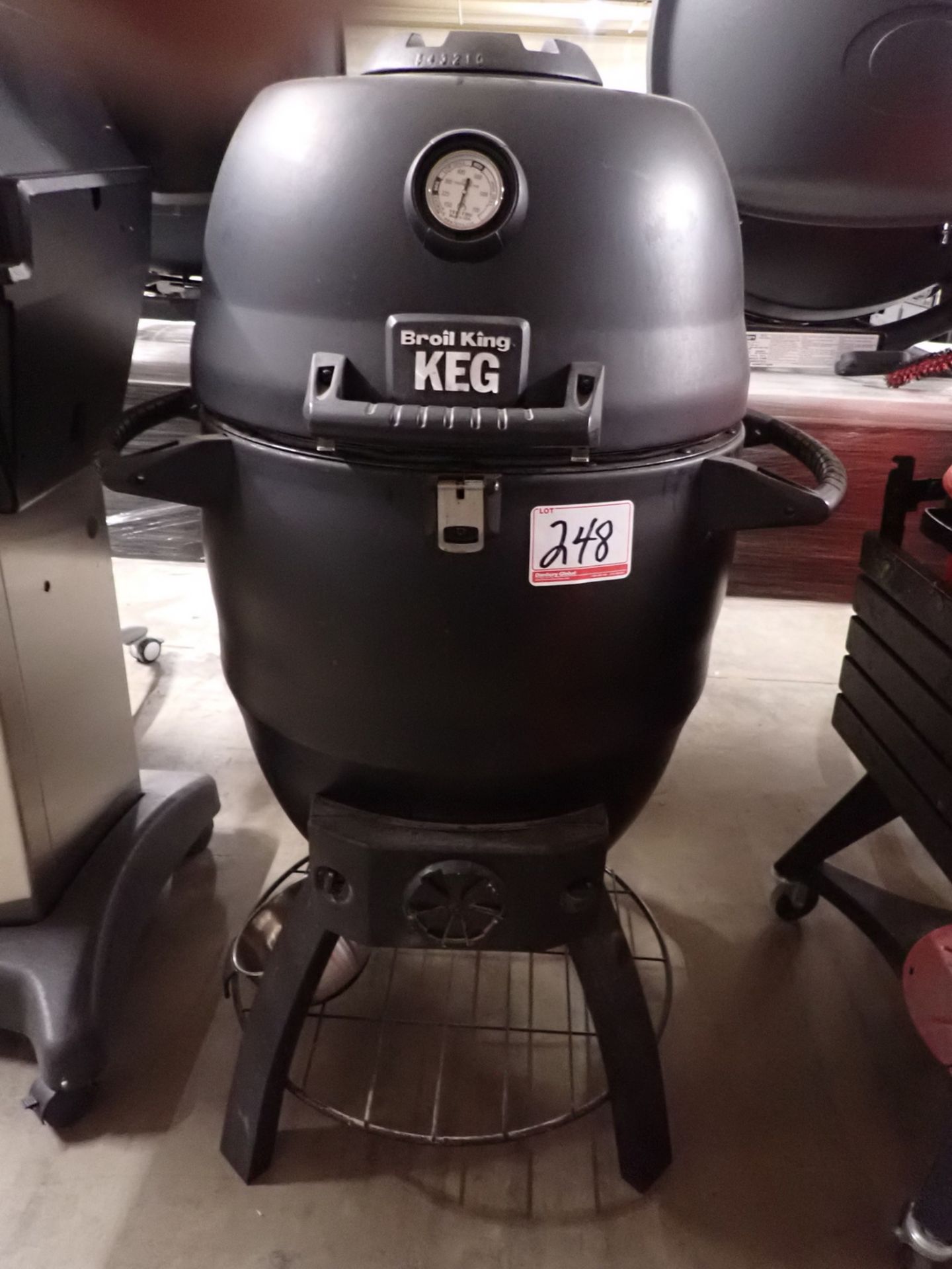 BROIL KING KEG-2000 KOMADO STYLE CHARCOAL BBQ & SMOKER W/ STAND (USED)