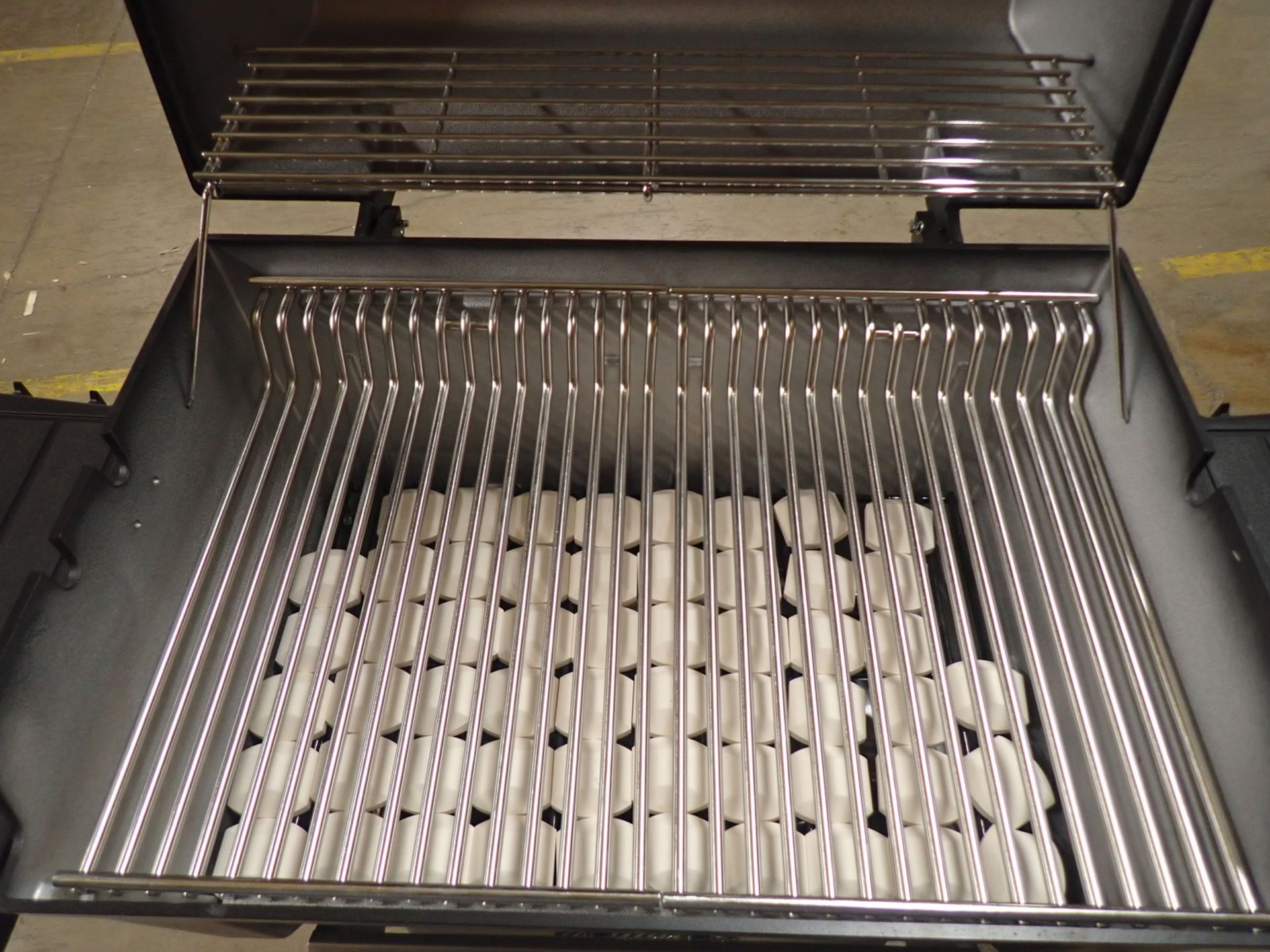 BROILMASTER H4X DELUXE PROPANE GRILL W/ S/S GRID & STAND (MSRP $1,200) (NEEDS BOTTLE HOSE ASSEMBLY) - Image 2 of 5