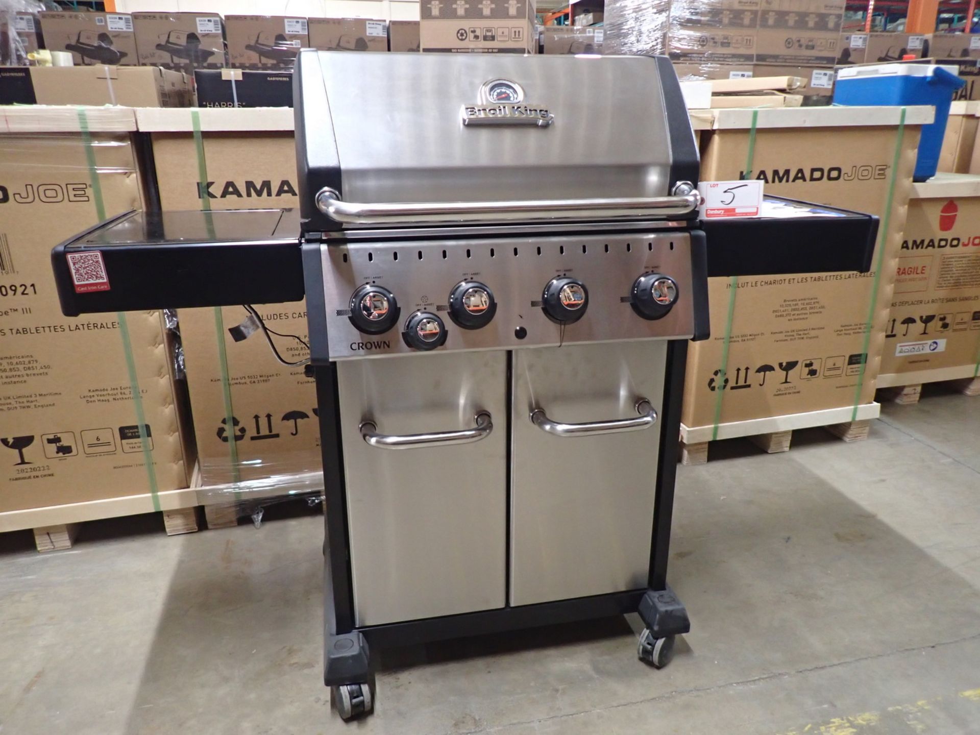 BROIL KING CROWN S-440 4-BURNER PROPANE BBQ W/ SIDE BURNER & PIZZA COOKING DOME (MRSP $1000)