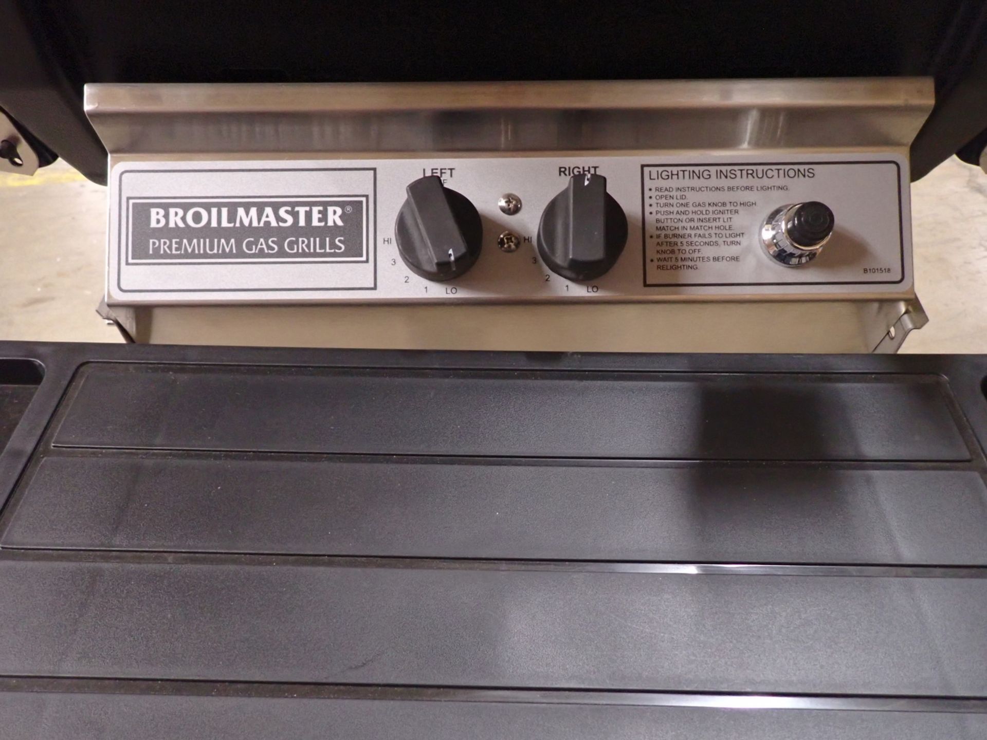 BROILMASTER H4X DELUXE PROPANE GRILL W/ S/S GRID & STAND (MSRP $1,200) (NEEDS BOTTLE HOSE ASSEMBLY) - Image 3 of 5