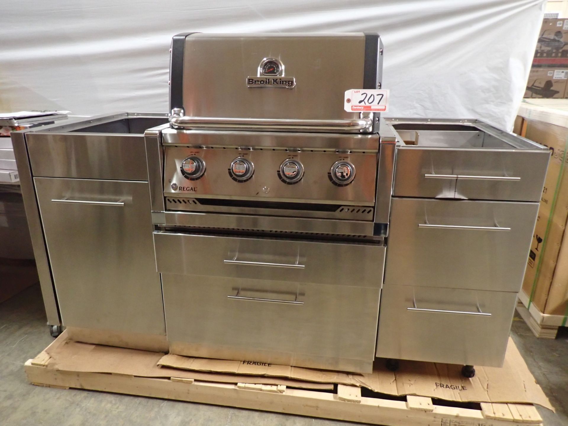 LOT - BROIL KING REGAL S-420 BUILT-IN 4-BURNER NATURAL GAS BBQ W/ STAINLESS STEEL GRID C/W BROIL