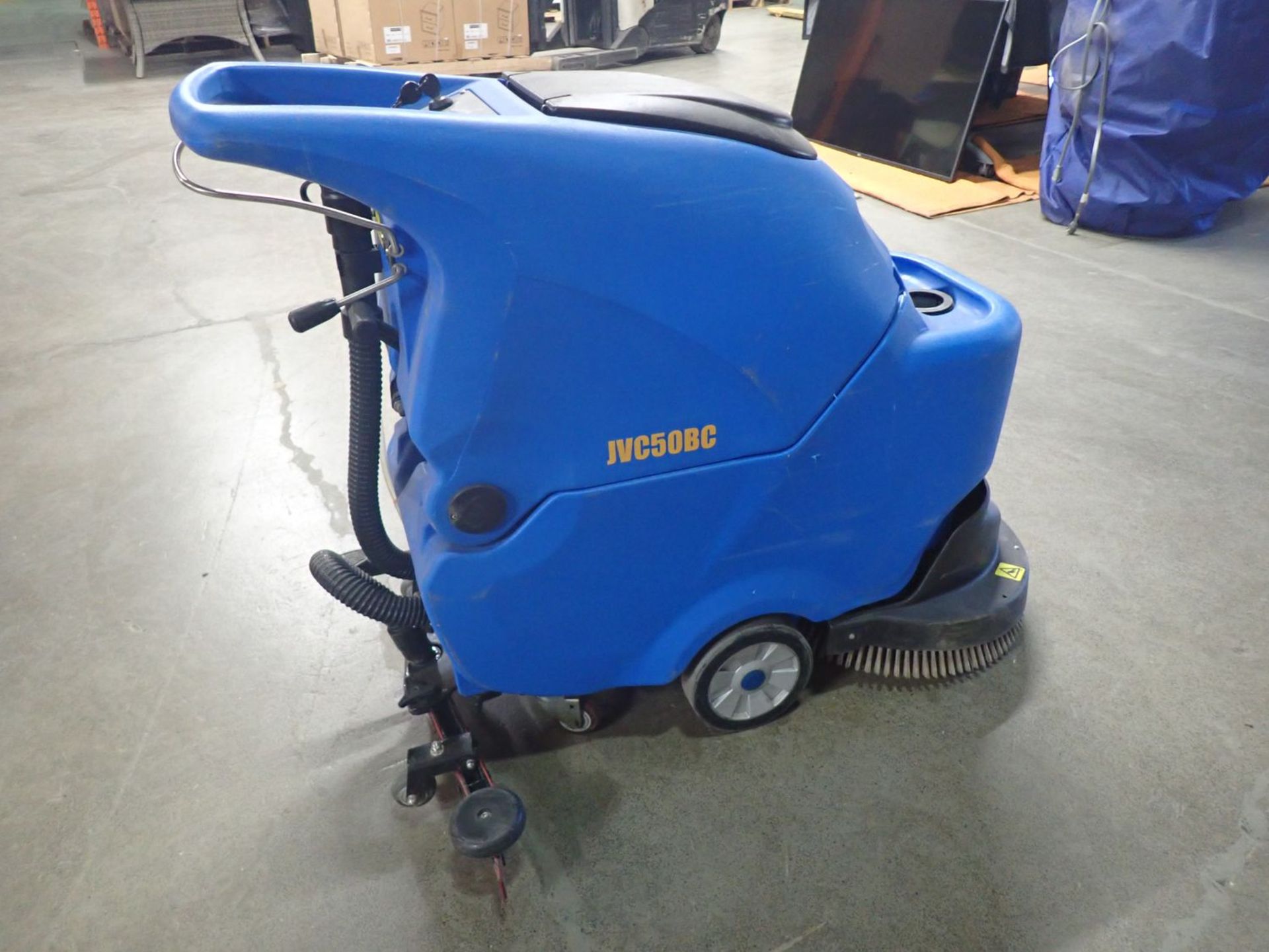 JOHNNY VAC JVC50BC 20" COMMERCIAL FLOOR CLEANER (NEEDS BATTERIES) - Image 2 of 5