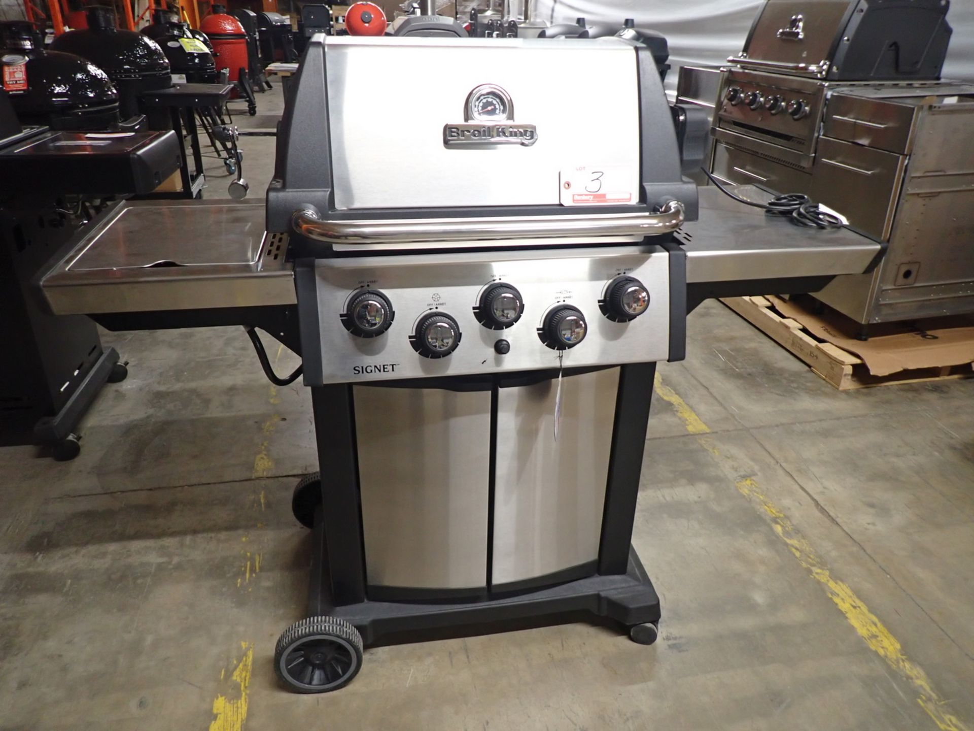 BROIL KING SIGNET 390 3-BURNER PROPANE BBQ W/ SIDE & ROTISSERIE BURNERS & ROTISSERIE ADD-ON (MSRP $