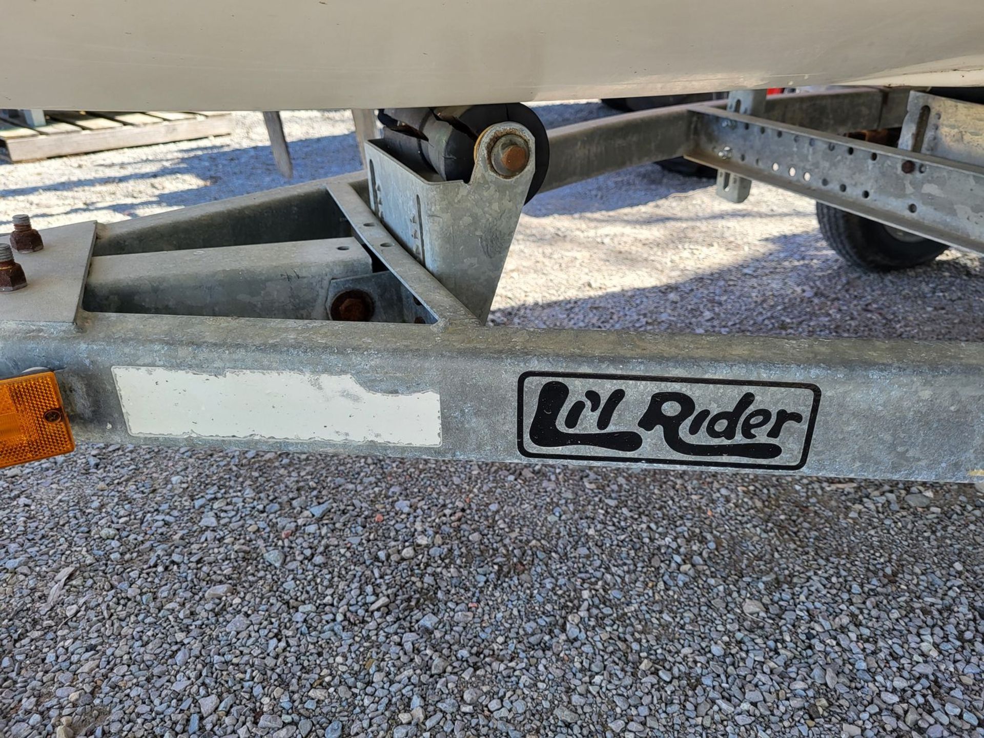 BOSTON WHALER RAGE CENTER CONSOLE BOAT (14'L) W/ YAMAHA 90 HP JET MOTOR, HIN VWCGA412F292 (1992) C/W - Image 13 of 18