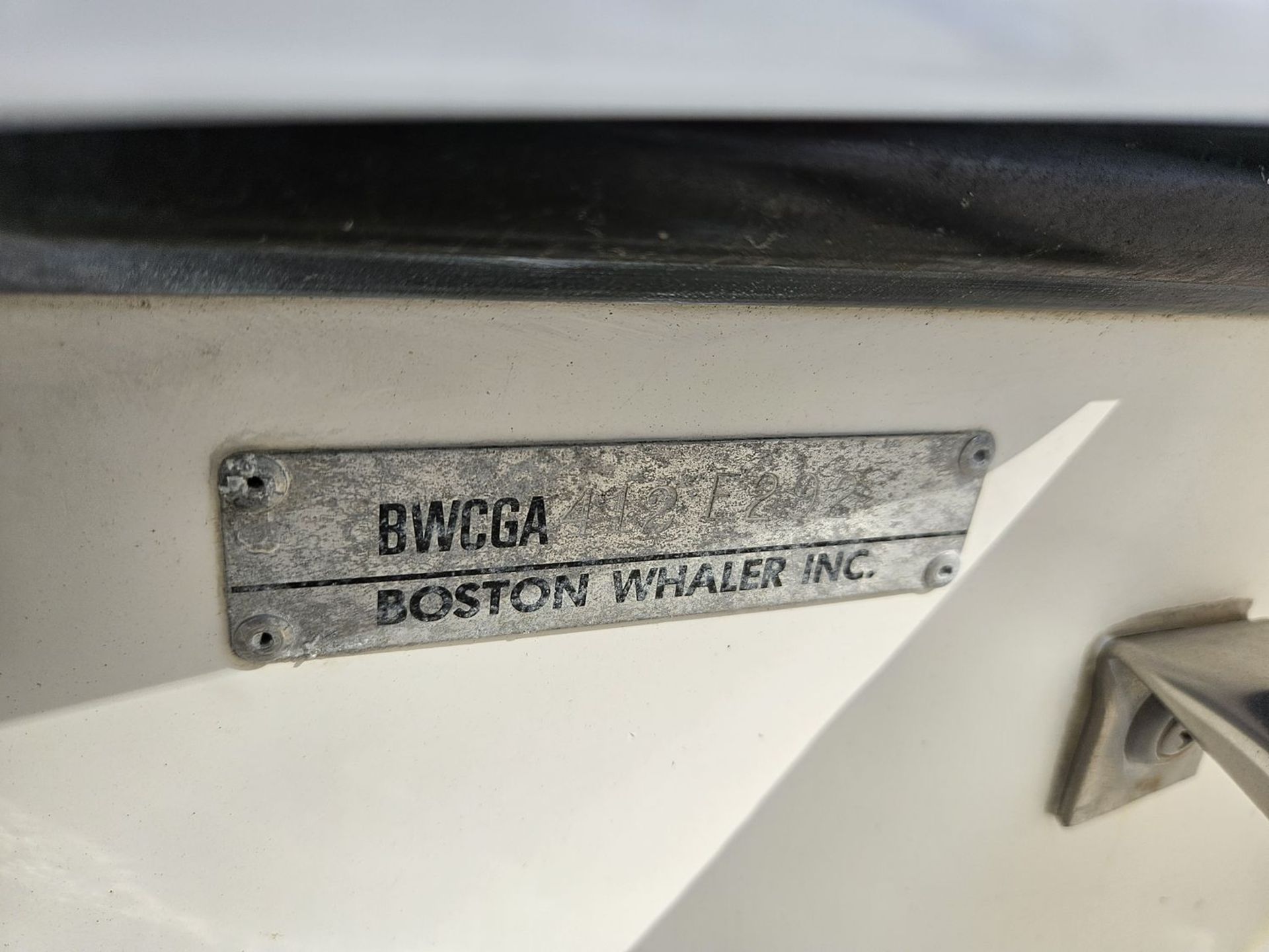 BOSTON WHALER RAGE CENTER CONSOLE BOAT (14'L) W/ YAMAHA 90 HP JET MOTOR, HIN VWCGA412F292 (1992) C/W - Image 10 of 18