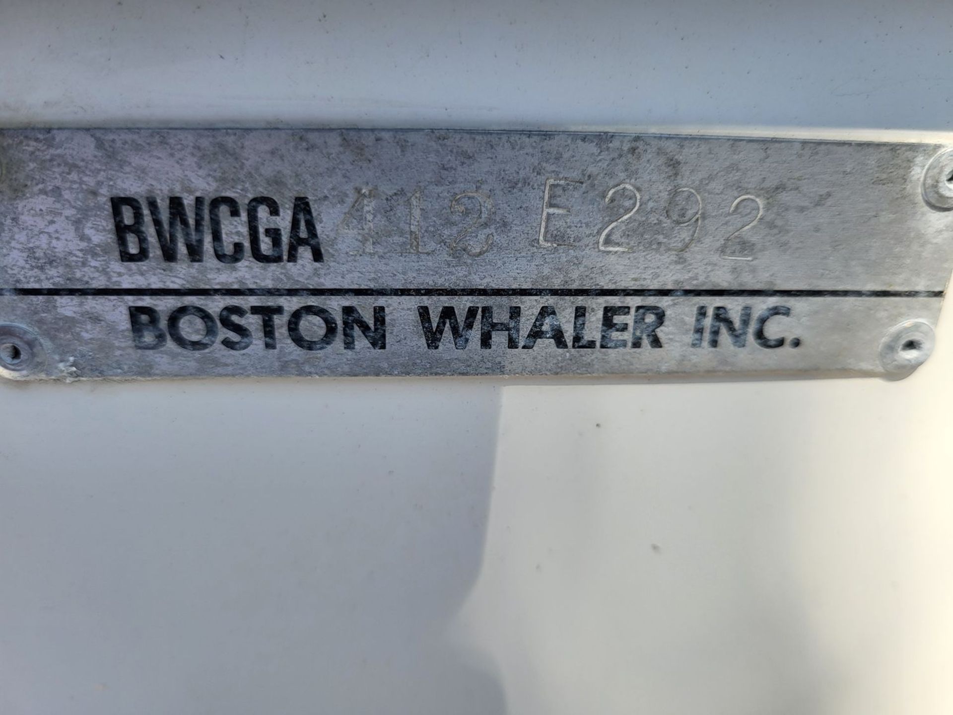 BOSTON WHALER RAGE CENTER CONSOLE BOAT (14'L) W/ YAMAHA 90 HP JET MOTOR, HIN VWCGA412F292 (1992) C/W - Image 11 of 18