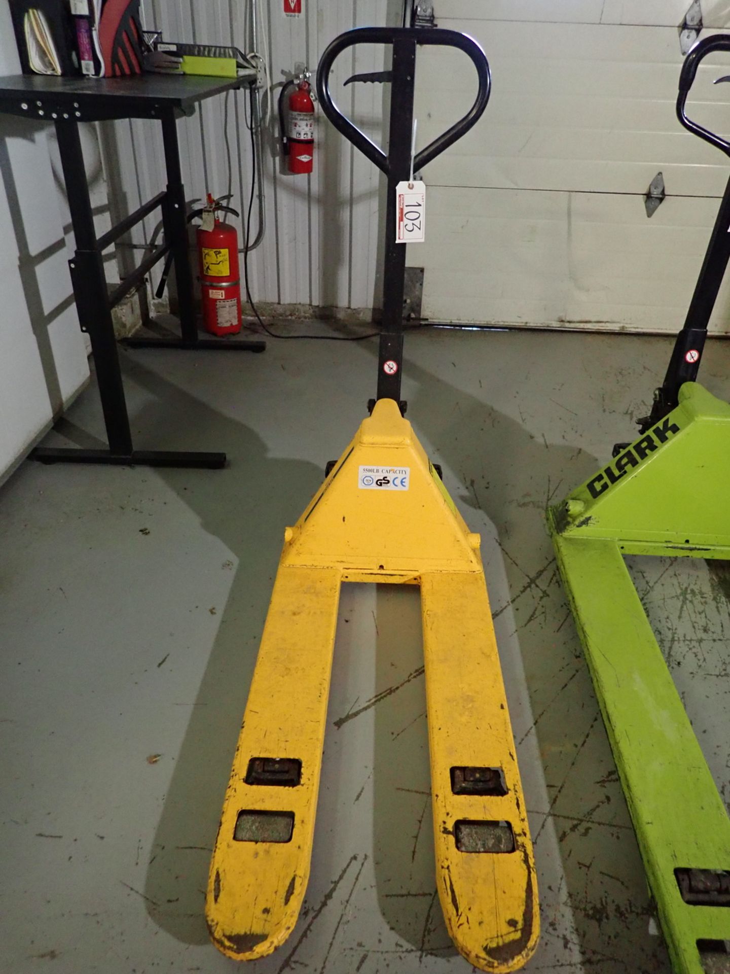 ULINE H1366 5,000LBS CAP PALLET JACK