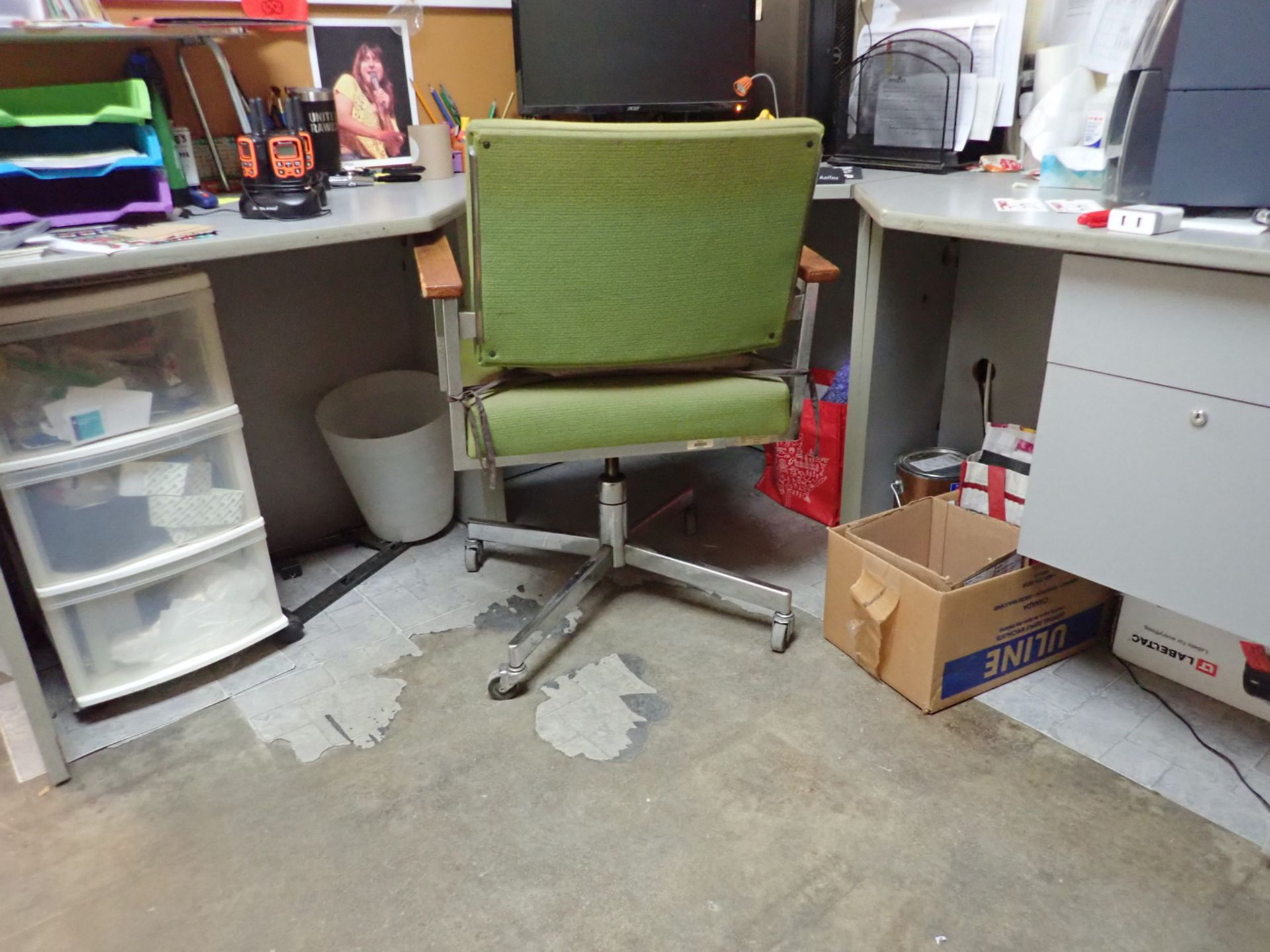 LOT - CONTENTS OF OFFICE AREA C/O: DESKS, CHAIRS, & BOOK SHELF - Image 3 of 3