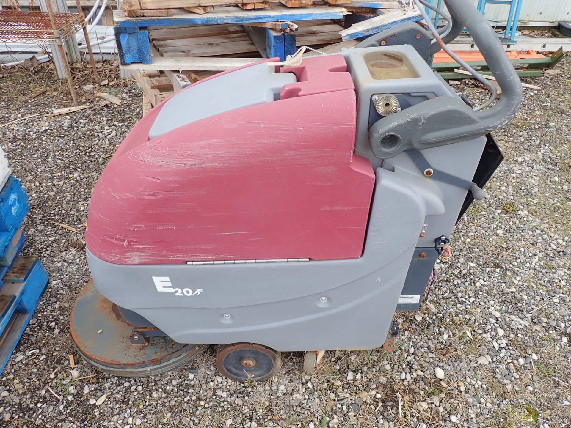 MINUTEMAN E17 ELECTRIC WALK-BEHIND ELECTRIC FLOOR SWEEPER - Image 4 of 5