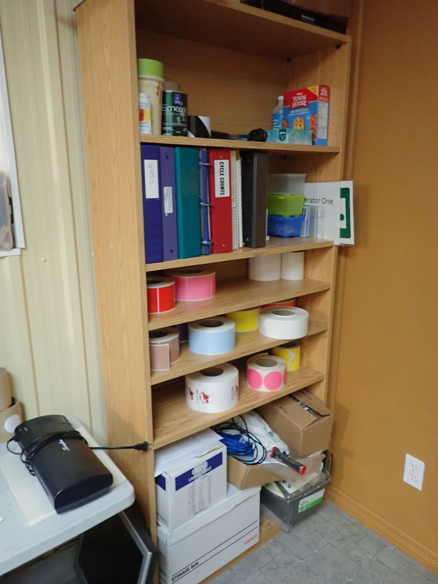 LOT - CONTENTS OF OFFICE AREA C/O: DESKS, CHAIRS, & BOOK SHELF - Image 2 of 3