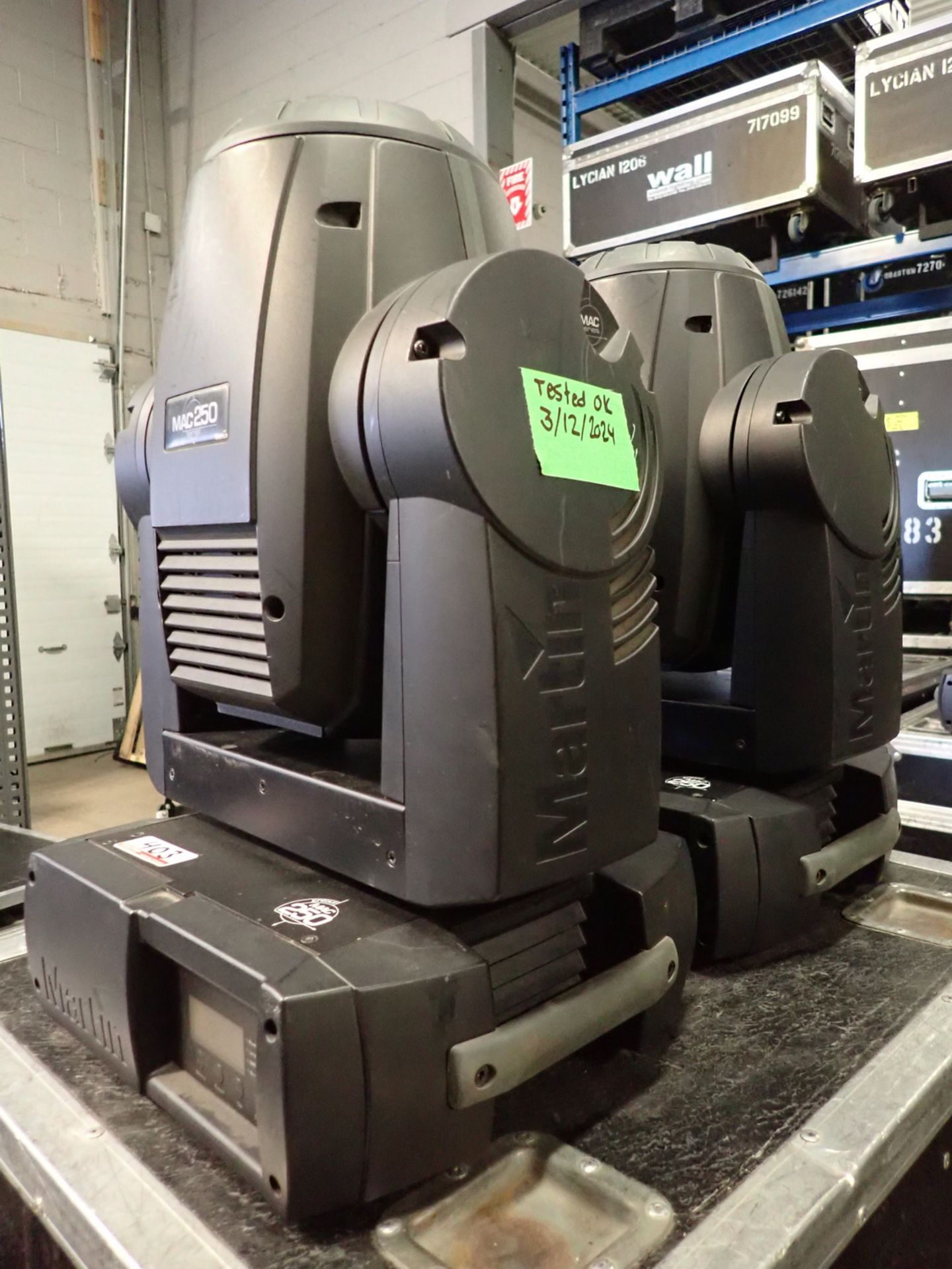 UNITS - MARTIN MAC 250 ENTOUR MOVING HEAD FIXTURE C/W ROLLING HARD CASE - Image 4 of 5