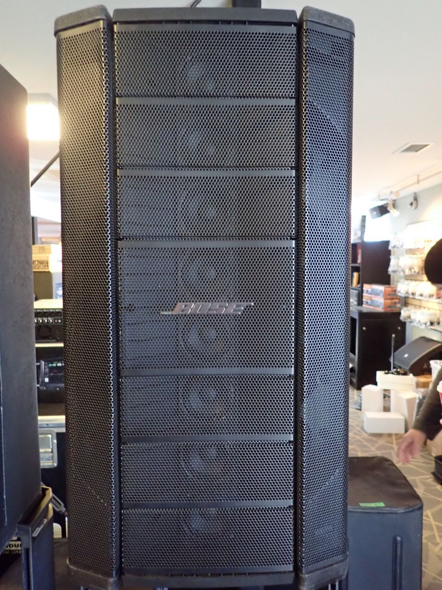 LOT - BOSE F1 812 FLEXIBLE ARRAY C/W F1 SUBWOOFER, STAND, & TRAVEL SOFT CASE - Image 2 of 3