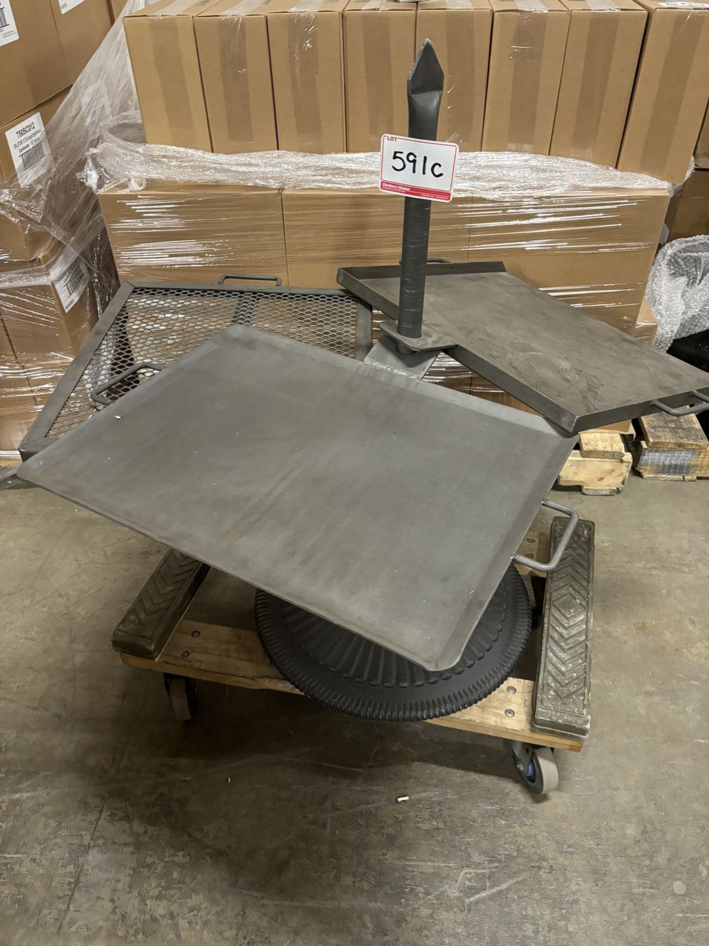 THE MOUNTAIN MAN SWIVEL GRILL & GRIDDLE (FLOOR MODEL) (MSRP $229.99)