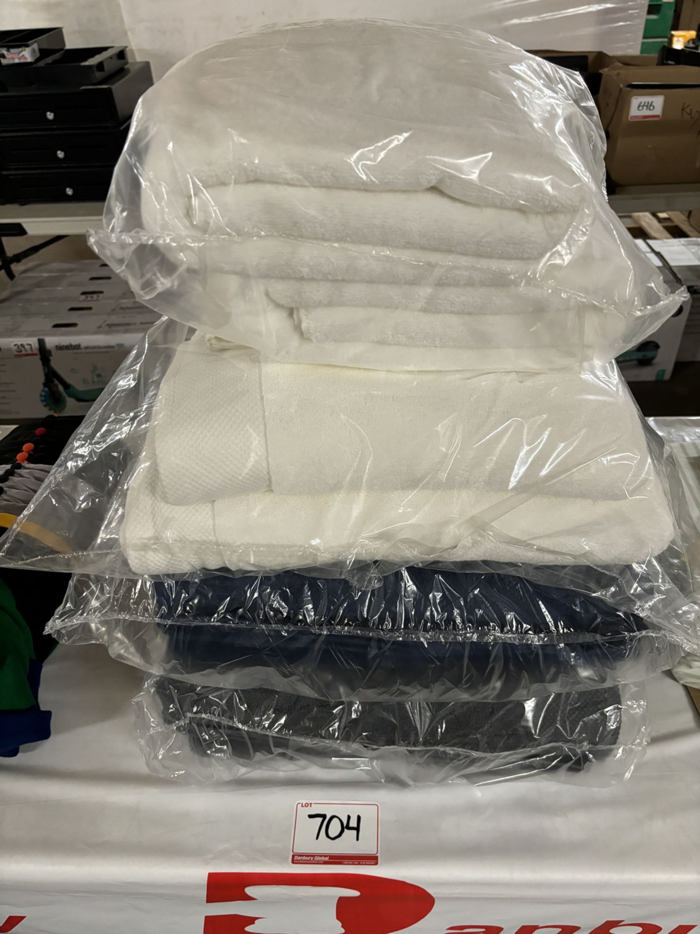 LOT - ENVELLO TOWEL BUNDLE - WHITE (2 BATH SHEETS, 2 BATH TOWELS, 2 HAND TOWELS, AND 2