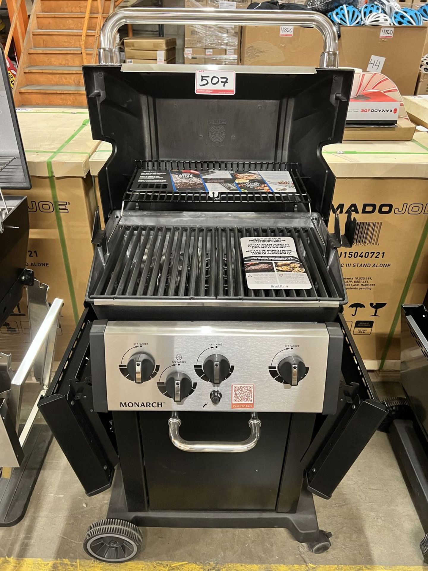 BROIL KING MONARCH 320 (834257) NATURAL GAS BBQ (MSRP $600) (FLOOR MODEL)