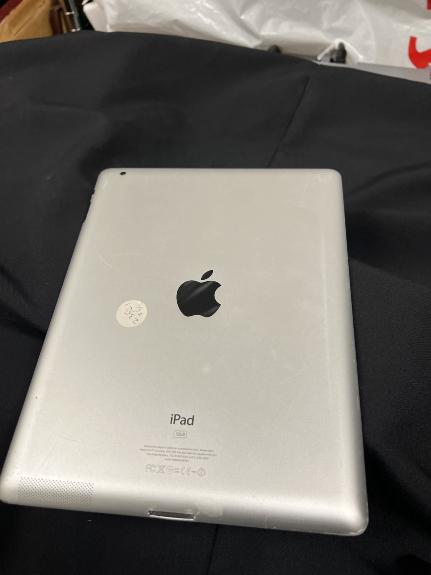 APPLE IPAD 2 (A1395) TABLET - 32GB - WHITE - Image 2 of 3