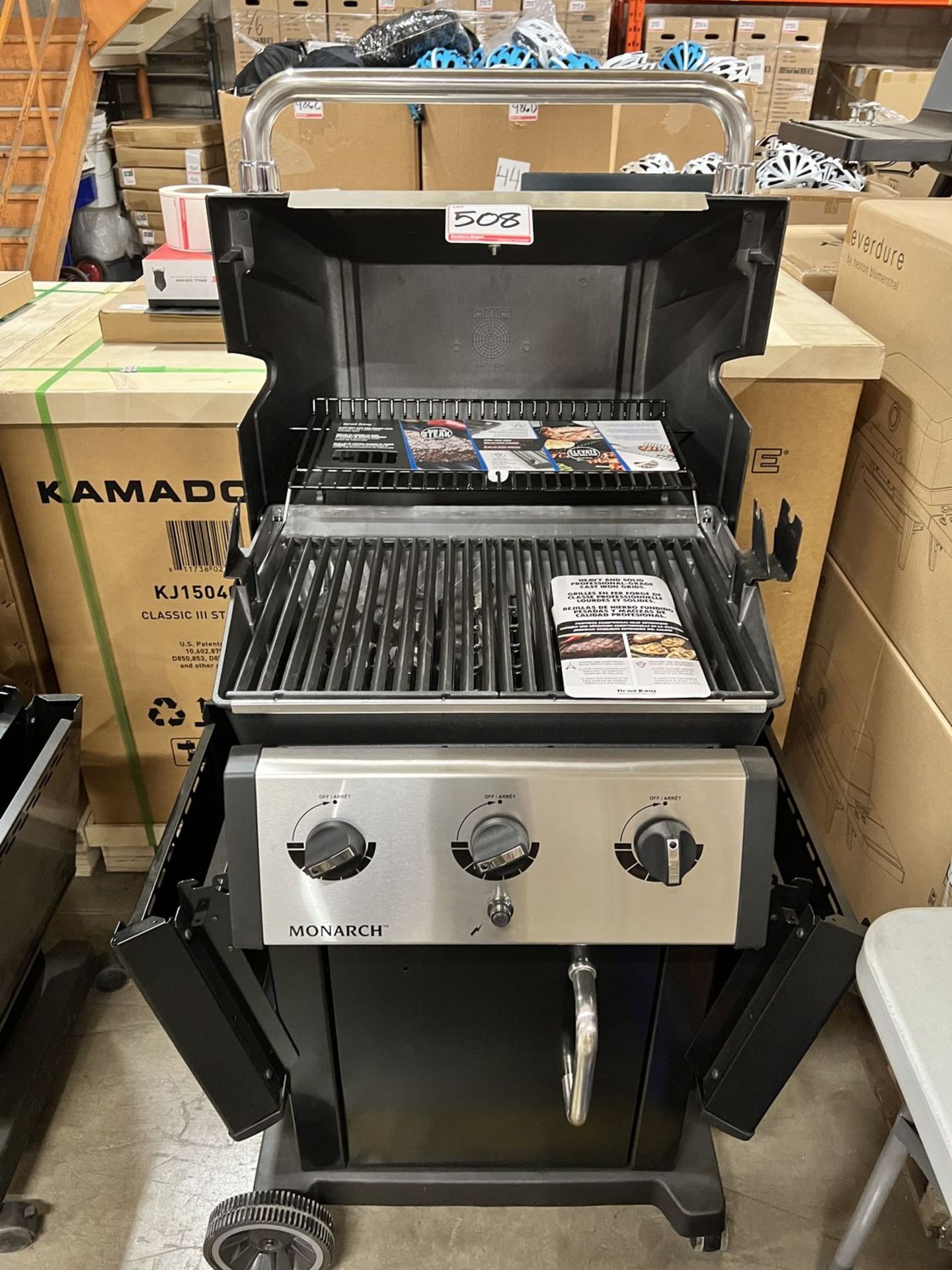 BROIL KING MONARCH 320 (834257) NATURAL GAS BBQ (MSRP $600) (FLOOR MODEL)