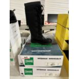PAIRS - COUGAR CANUCK WINTER BOOT BLACK X 1, WHITE X 1 SIZE 6 (BRAND NEW)