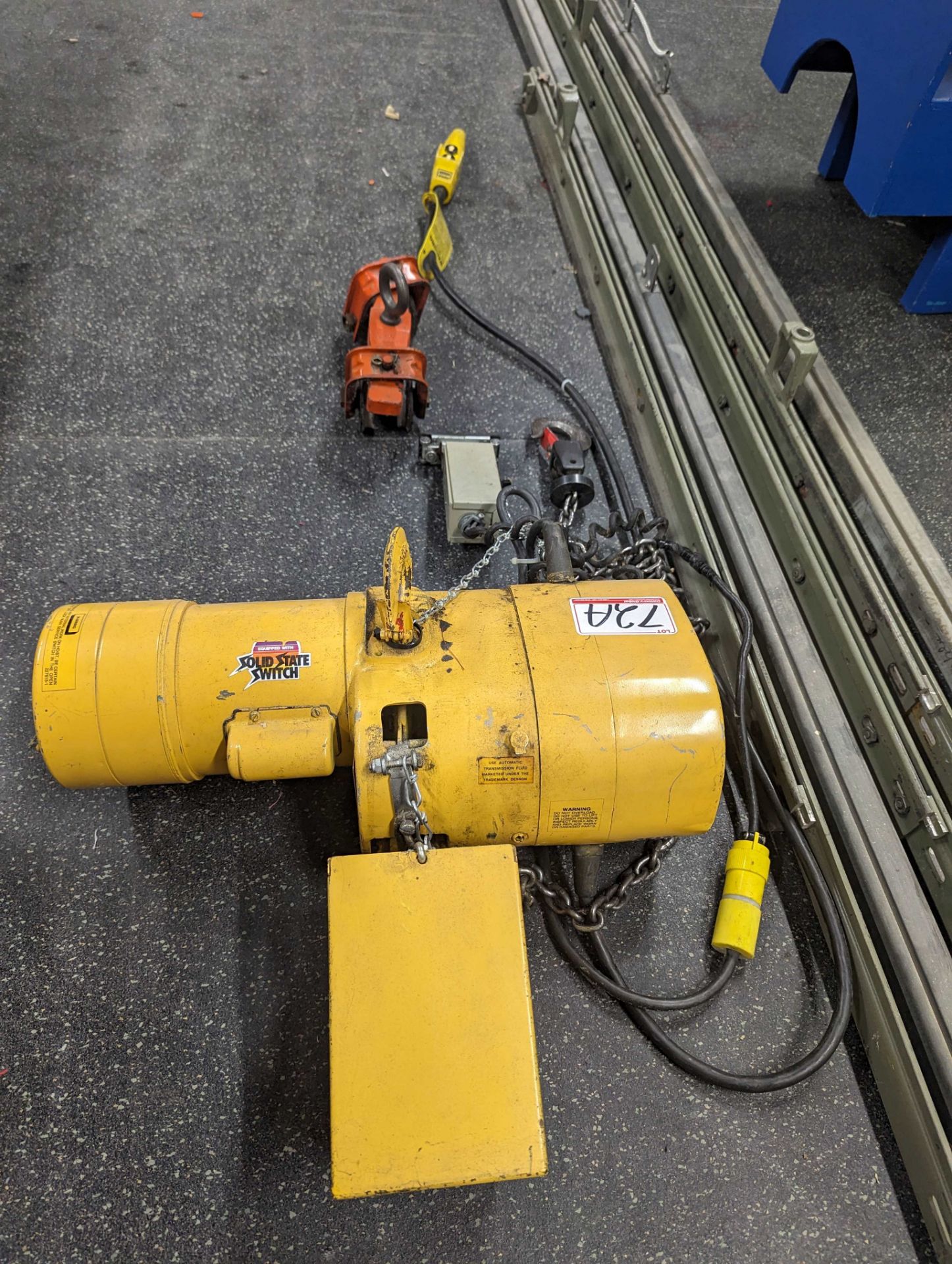 BUDGET 1/2HP ELECT HOIST W/ TROLLEY (APPROX. 25' RUNWAY) & CABLE SLIDER TRACK - Image 2 of 3